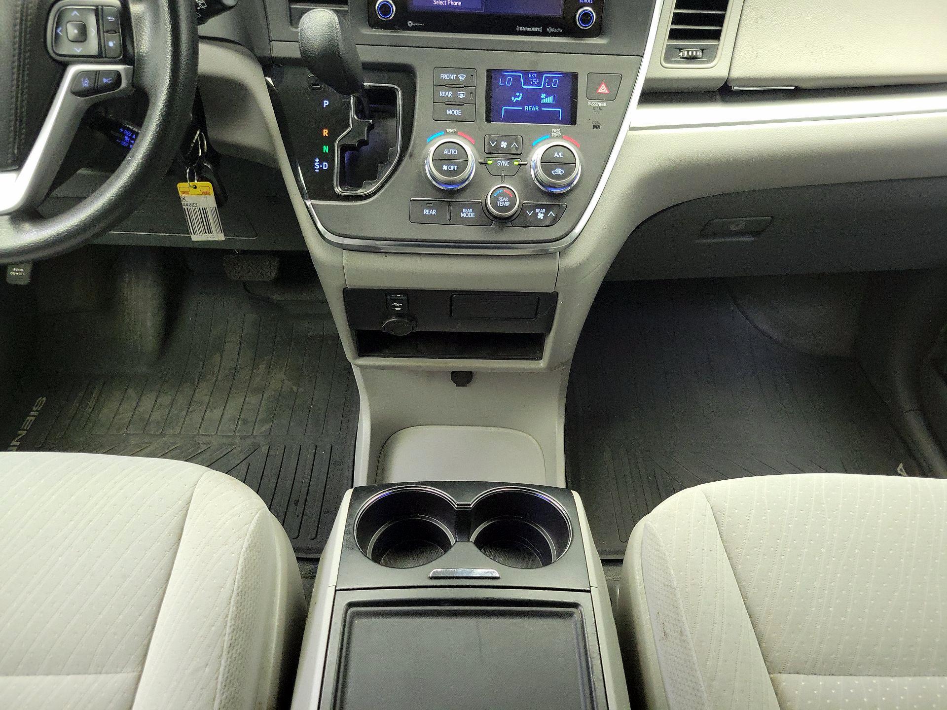 Thumbnail: 2018 Toyota Sienna - 17