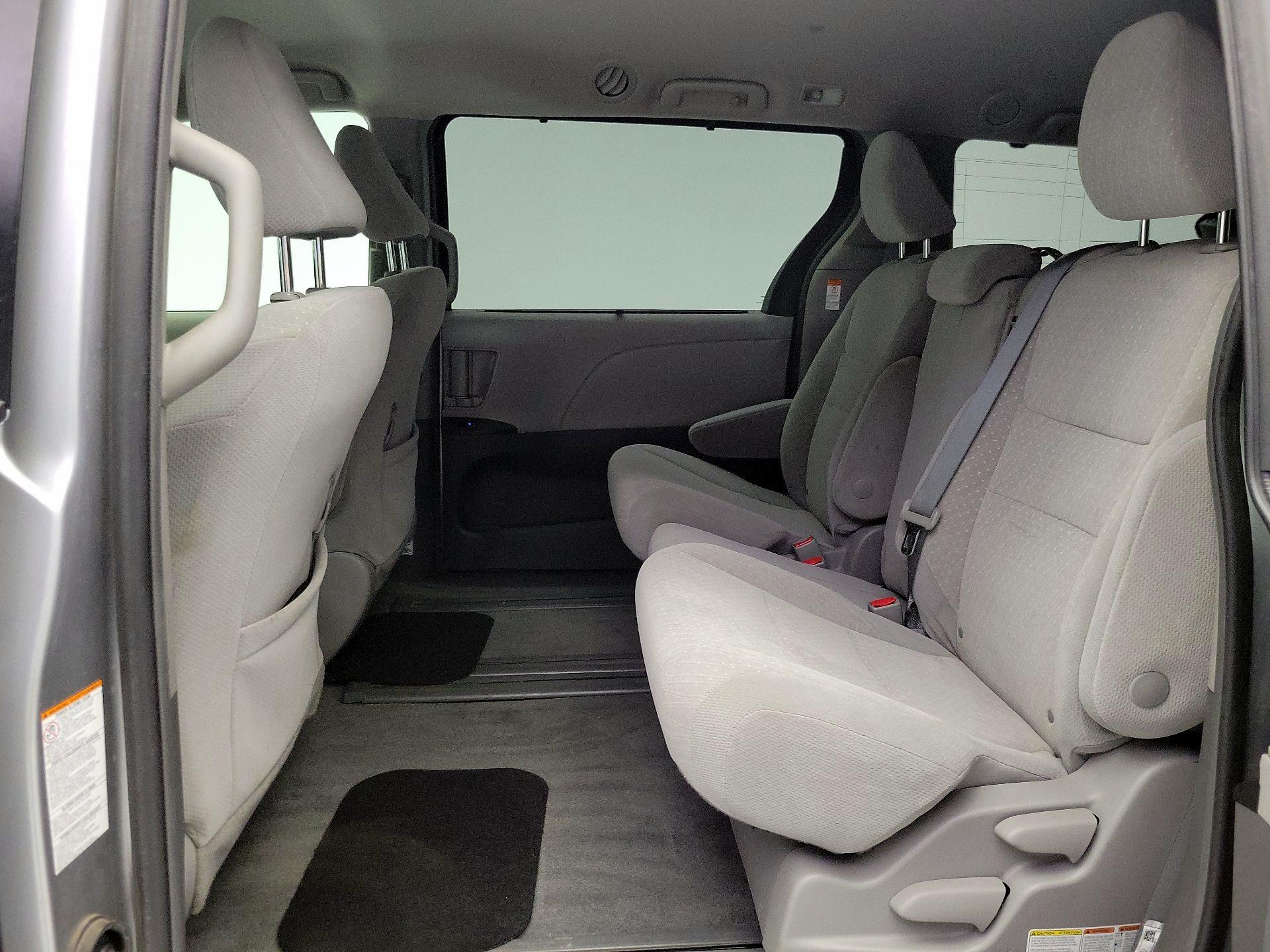 Thumbnail: 2018 Toyota Sienna - 19