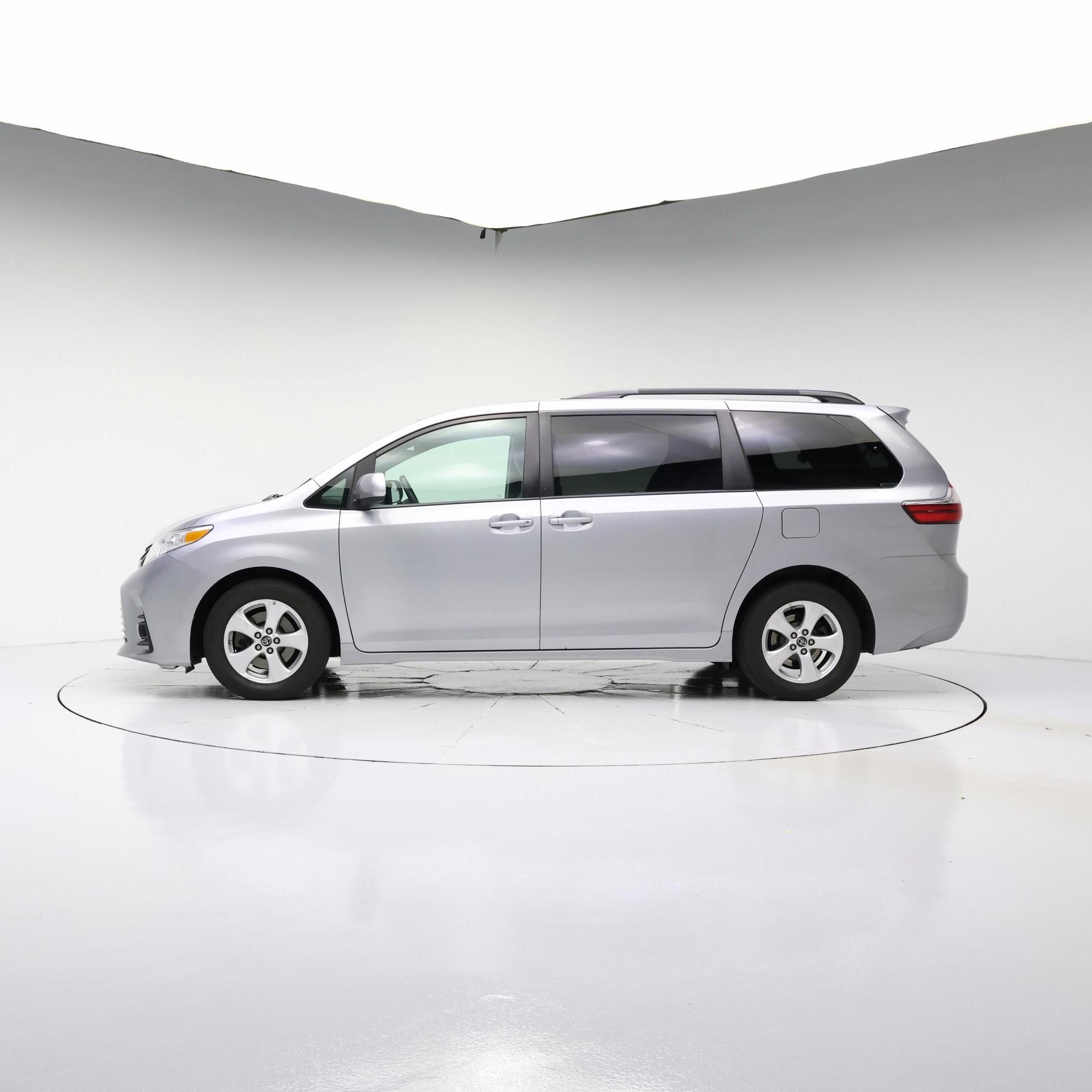 Thumbnail: 2018 Toyota Sienna - 3