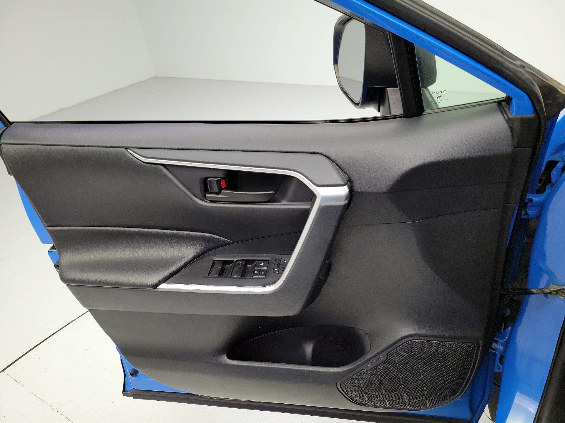 Thumbnail: 2019 Toyota RAV4 - 12