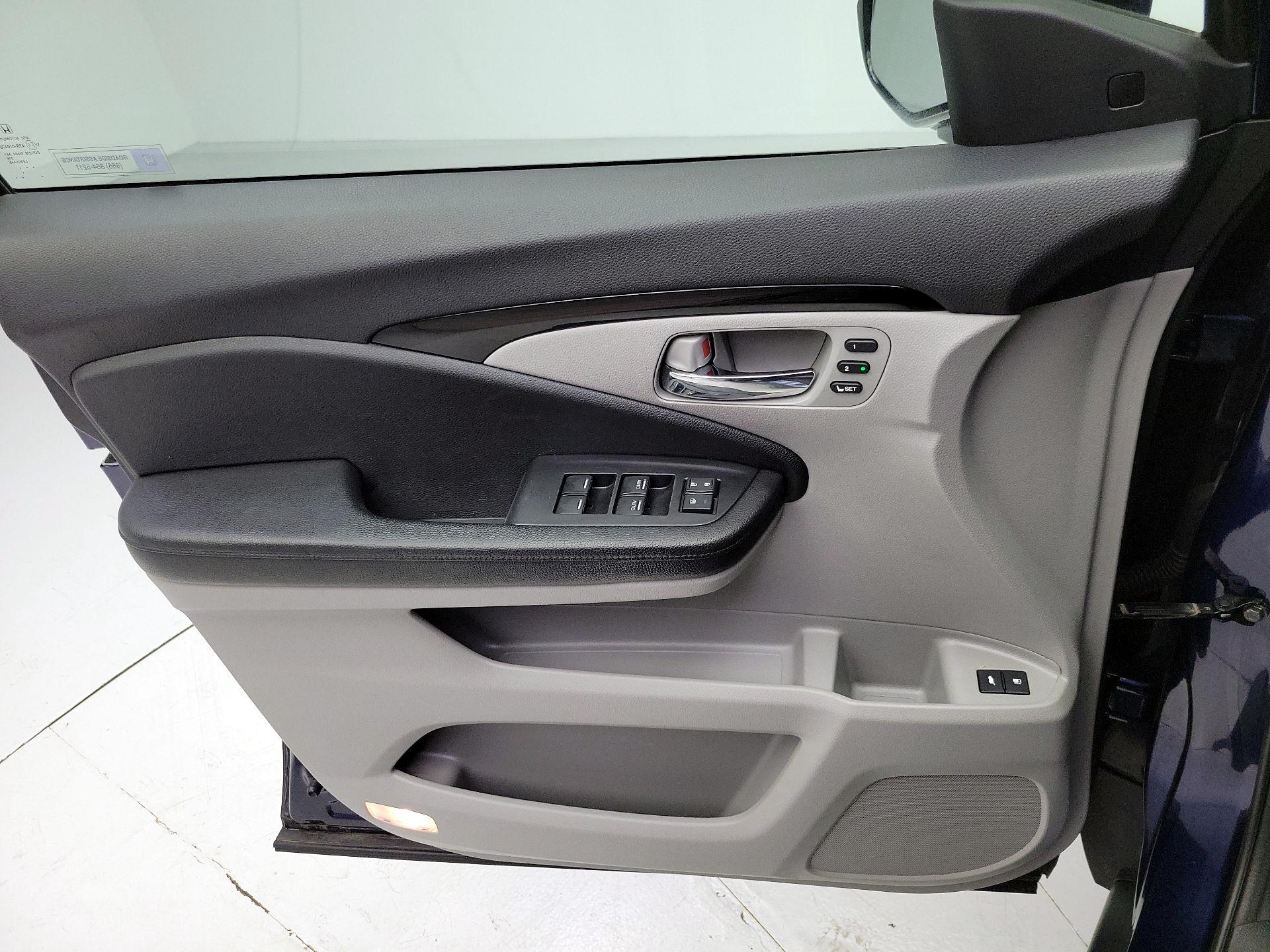 Thumbnail: 2017 Honda Pilot - 12
