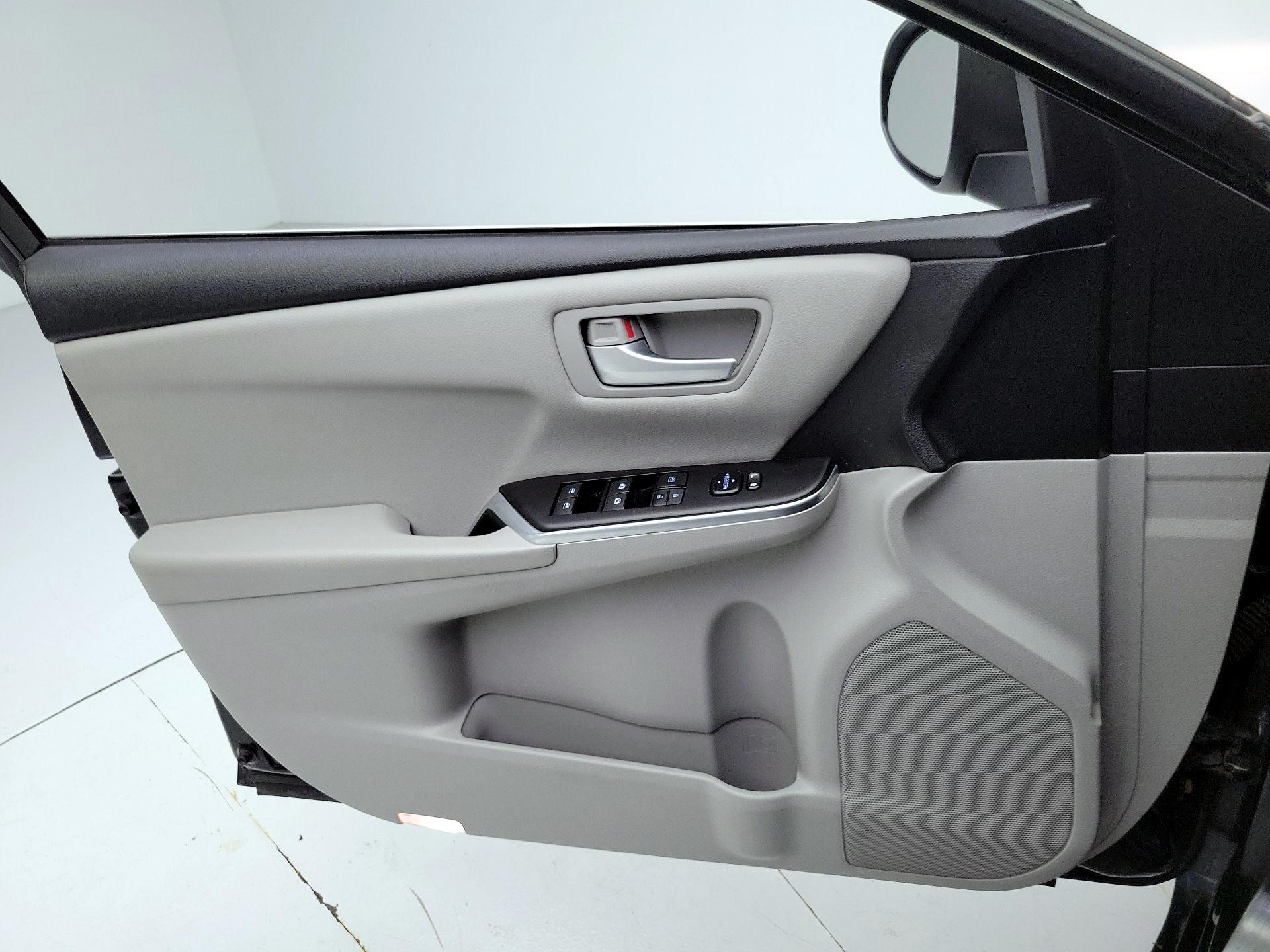 Thumbnail: 2017 Toyota Camry - 12