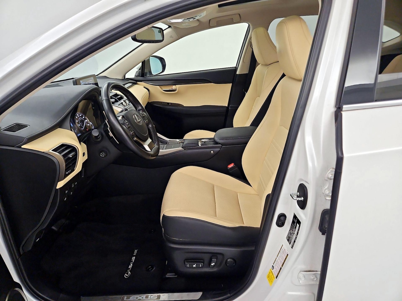 2021 Lexus NX 300 - Photo 12