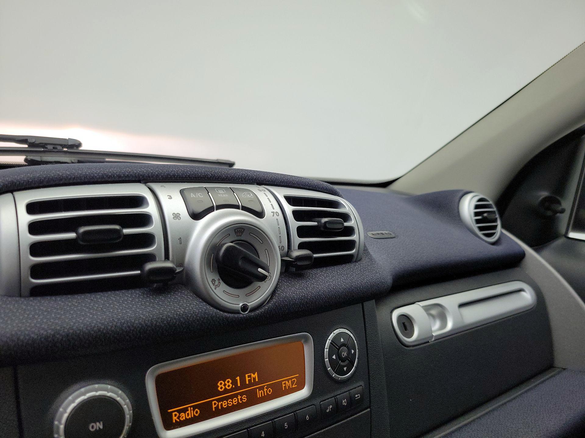 Thumbnail: 2015 smart fortwo - 14