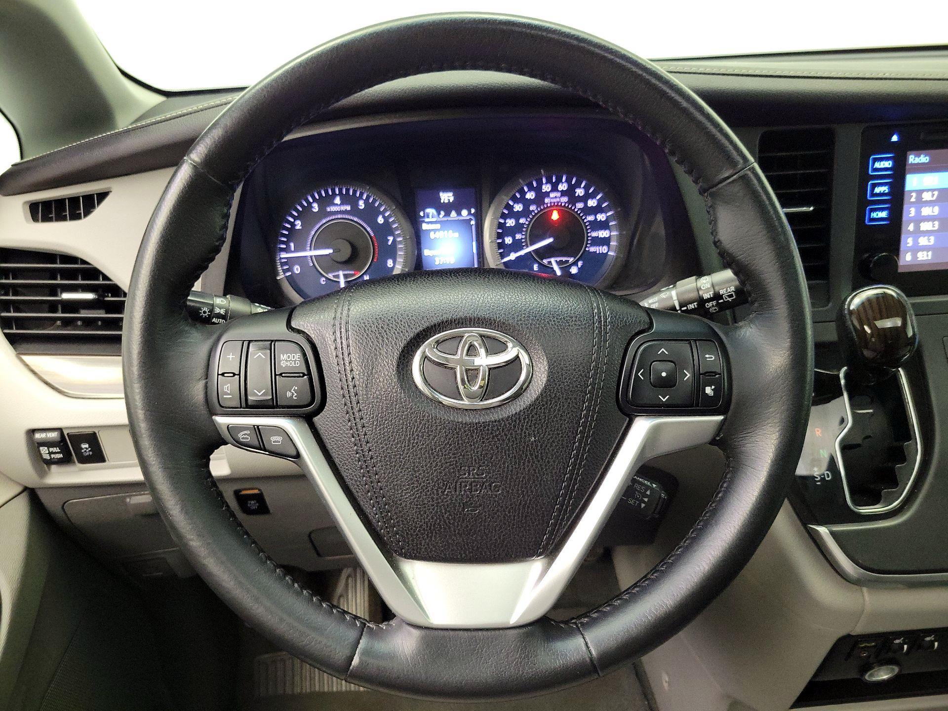 Thumbnail: 2015 Toyota Sienna - 10