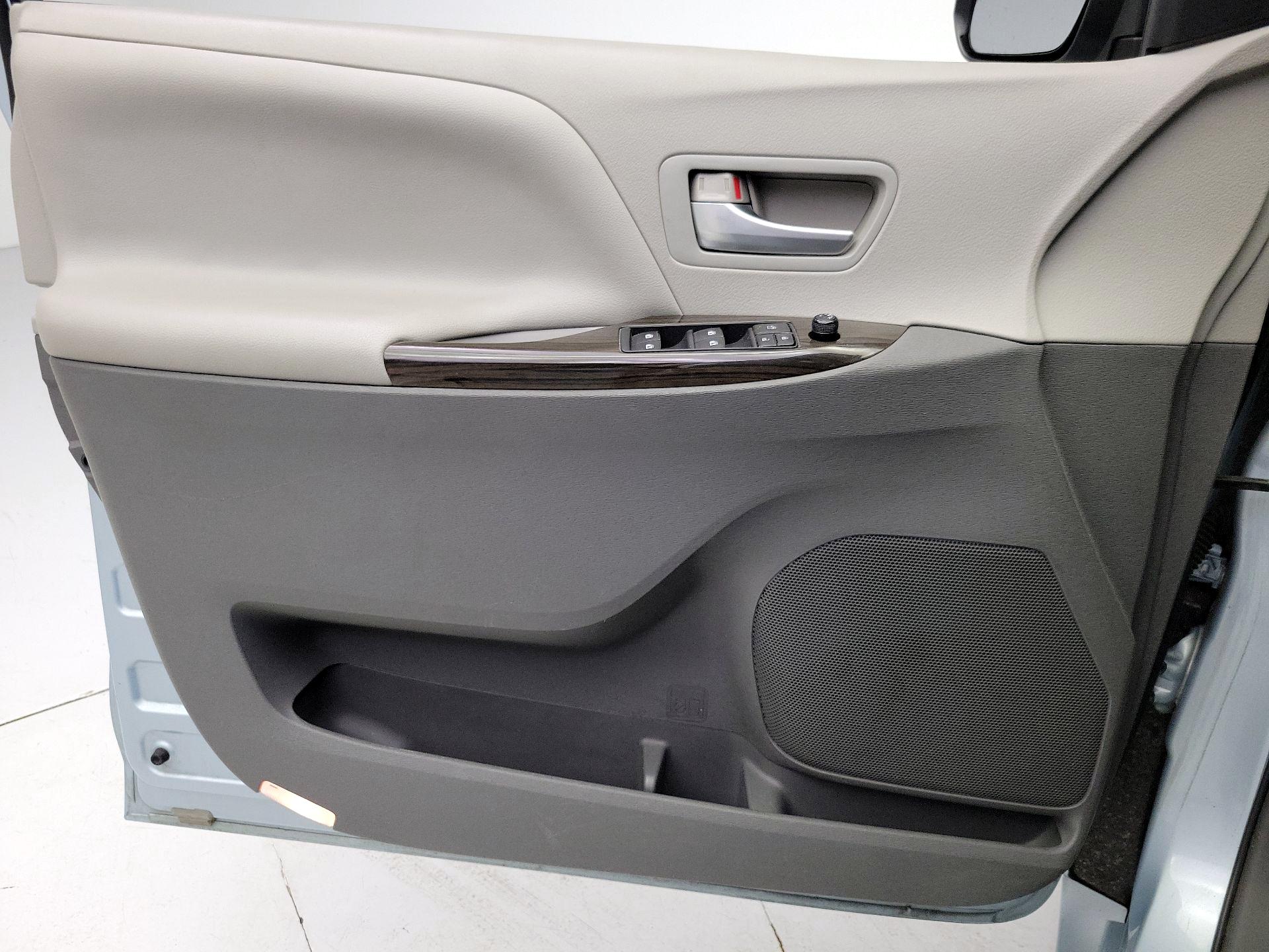 Thumbnail: 2015 Toyota Sienna - 12