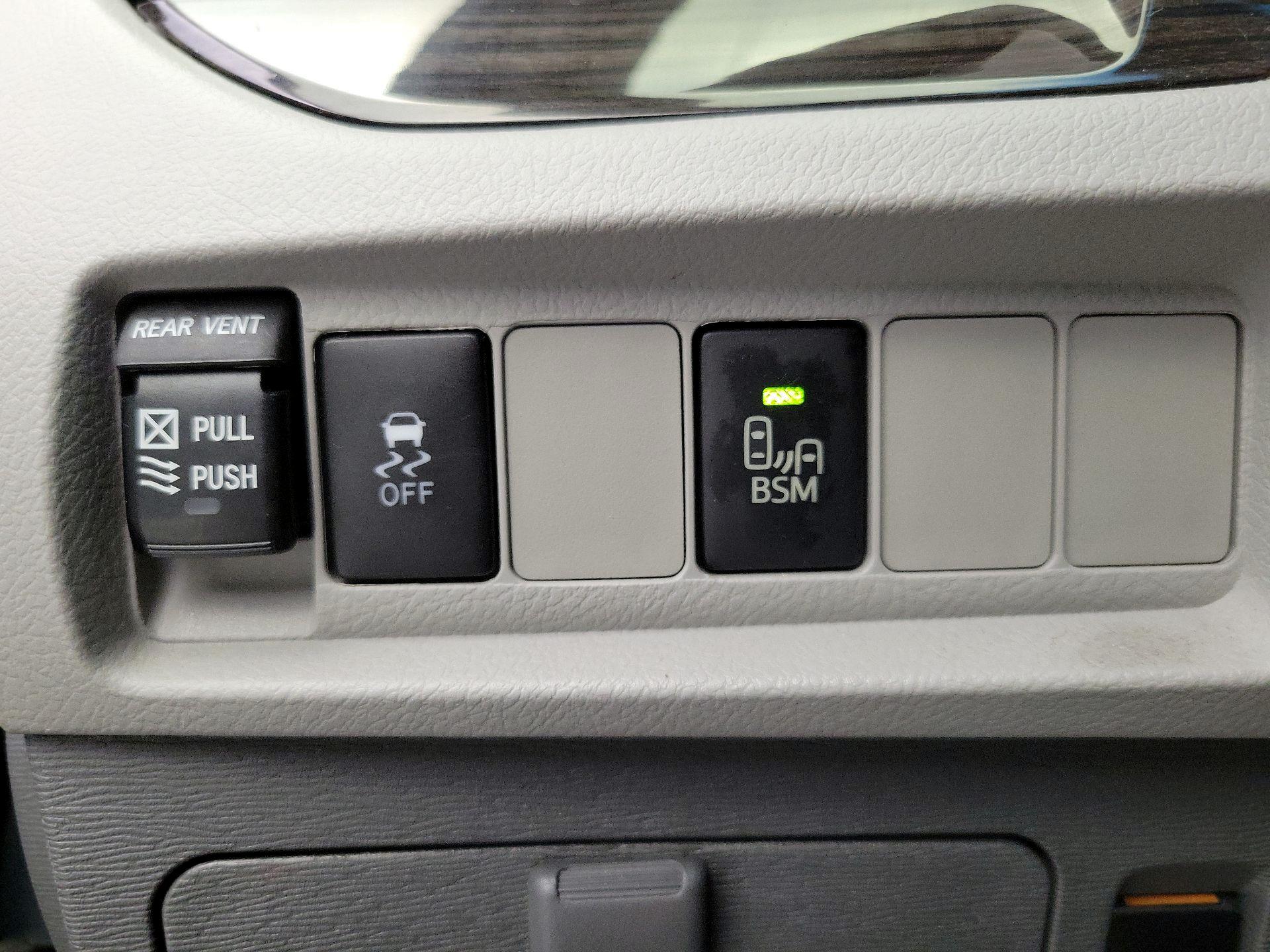 Thumbnail: 2015 Toyota Sienna - 13