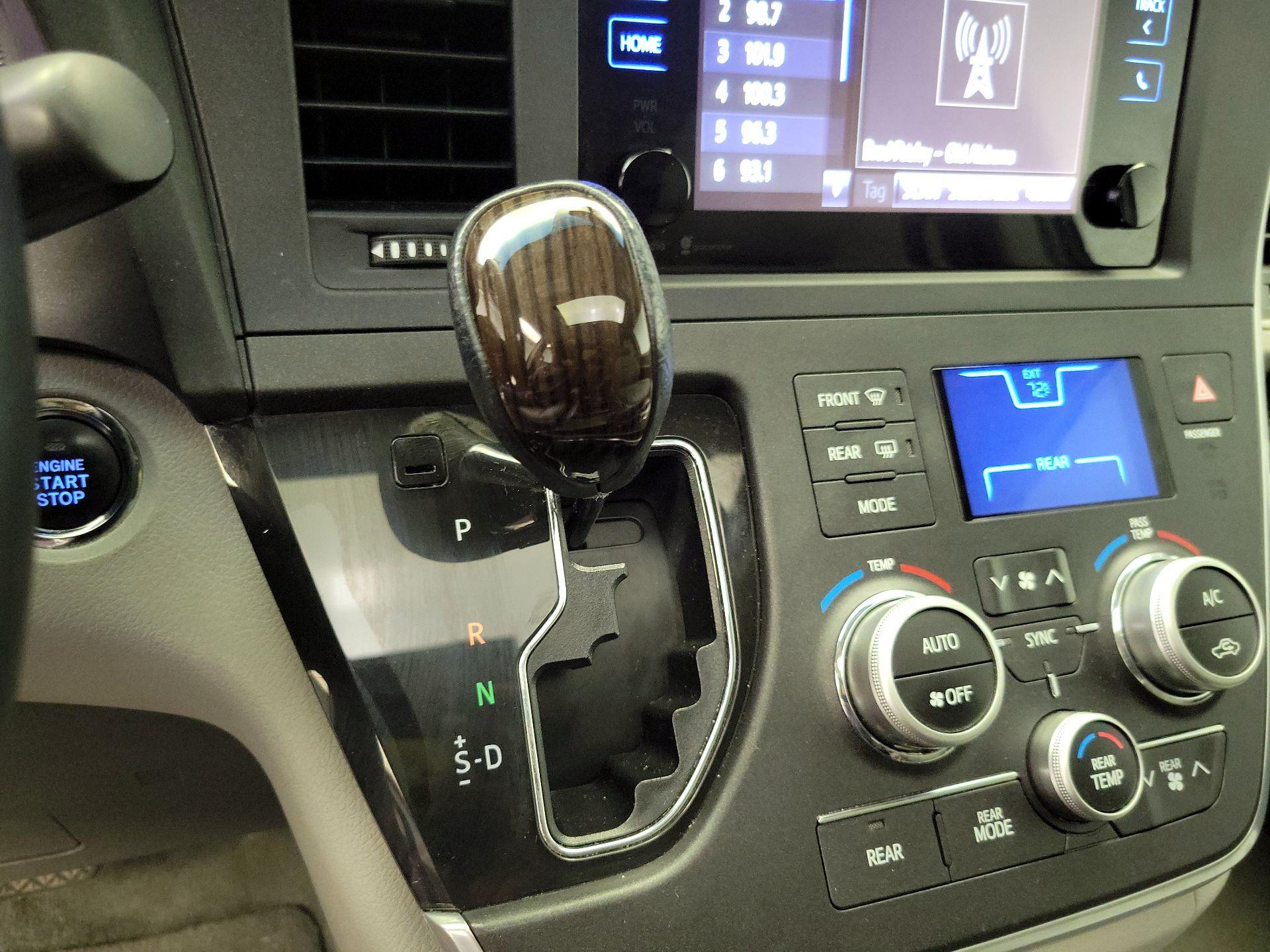 Thumbnail: 2015 Toyota Sienna - 17