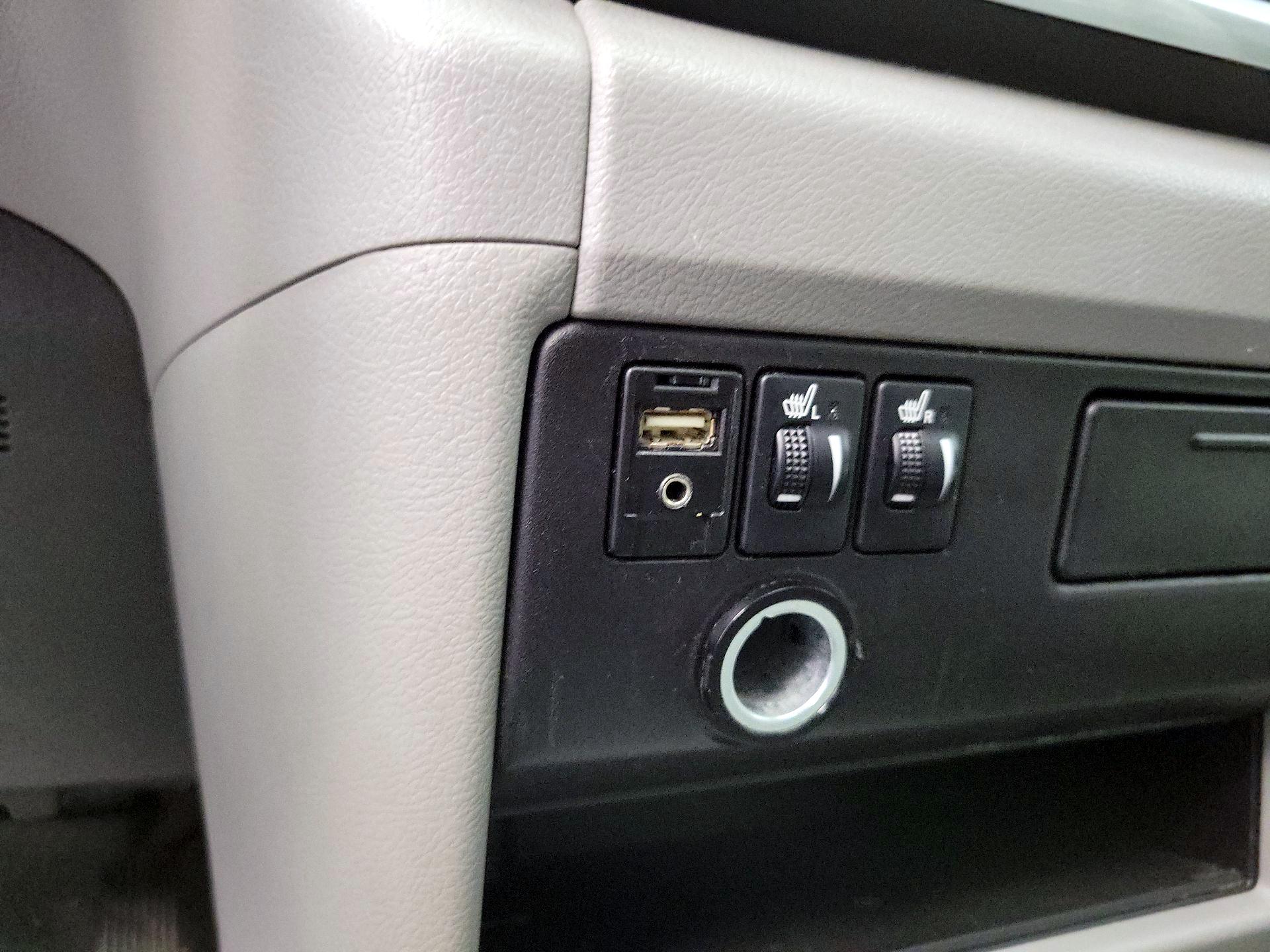 Thumbnail: 2015 Toyota Sienna - 18