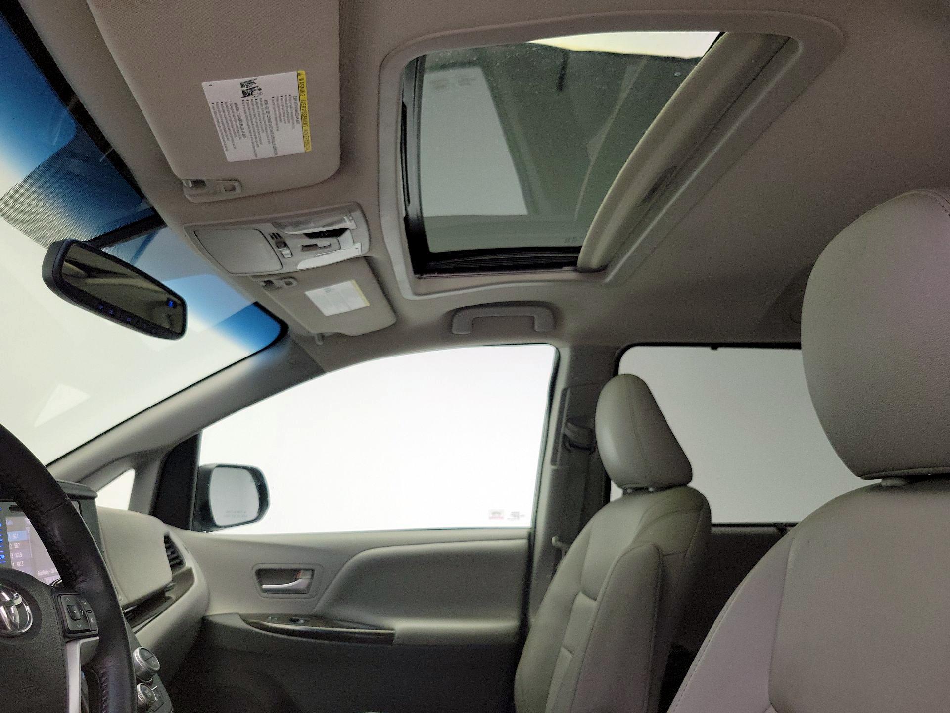 Thumbnail: 2015 Toyota Sienna - 19