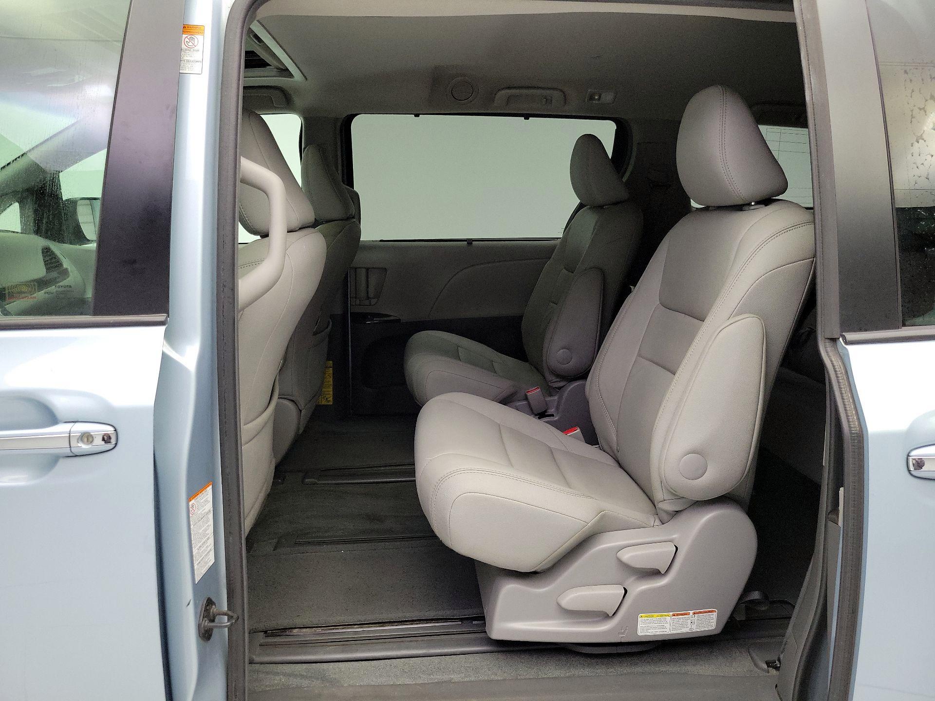 Thumbnail: 2015 Toyota Sienna - 20