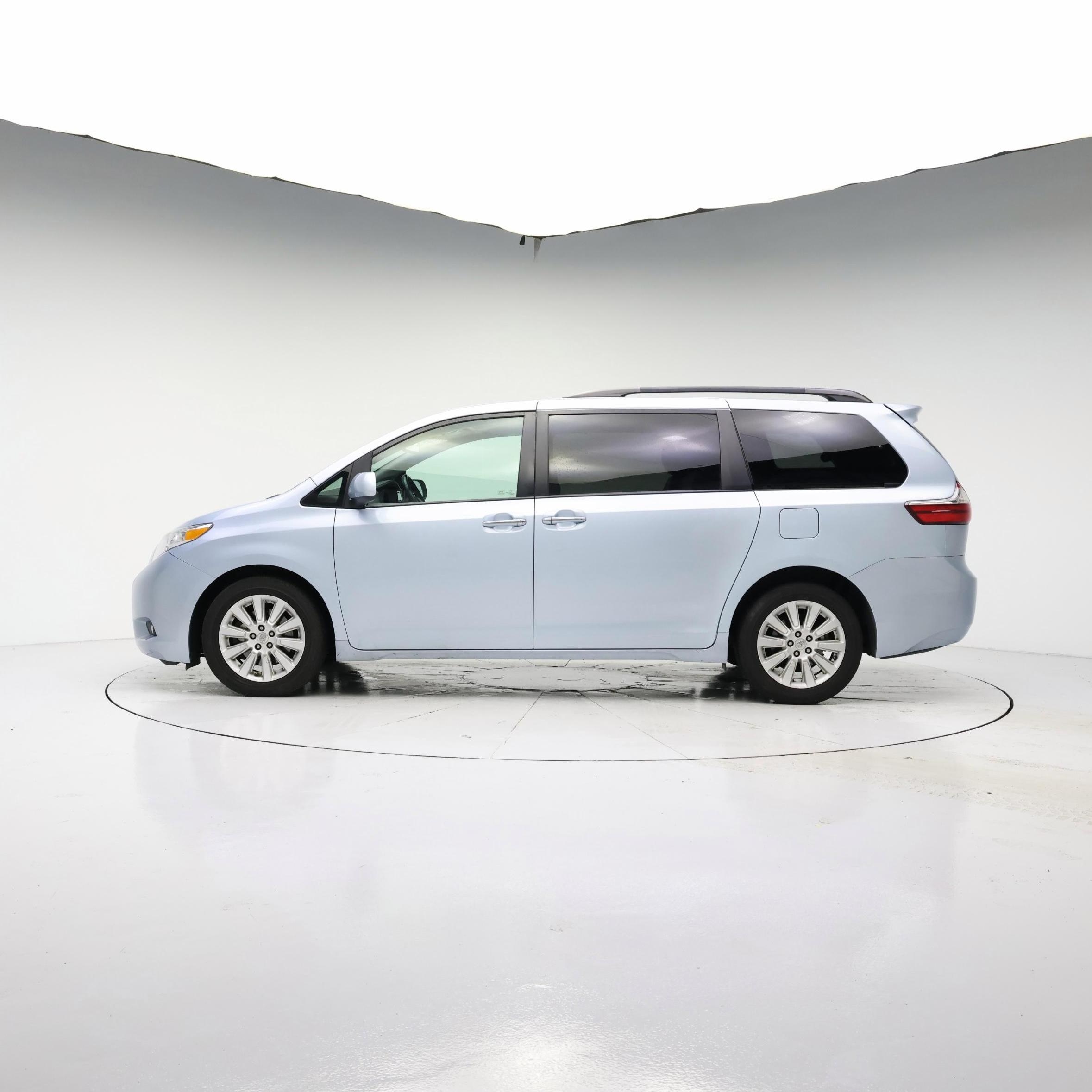 Thumbnail: 2015 Toyota Sienna - 3