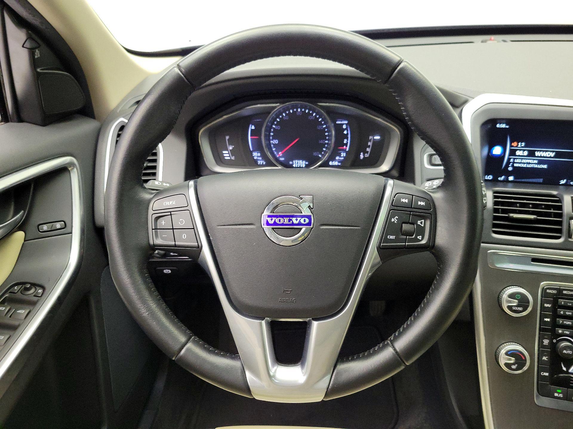 Thumbnail: 2016 Volvo XC60 - 10