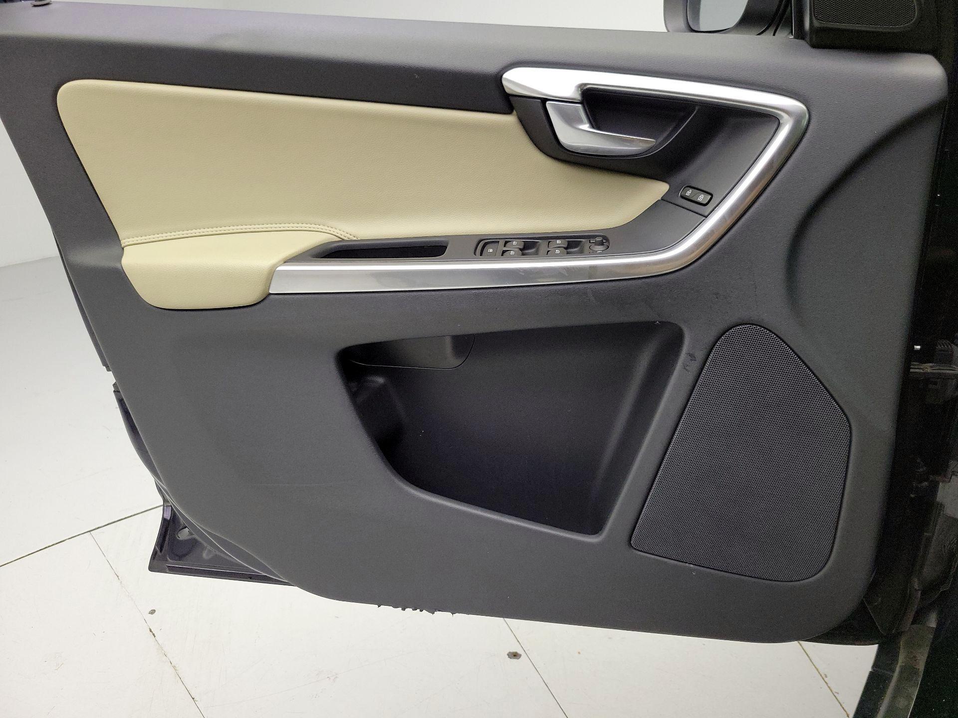 Thumbnail: 2016 Volvo XC60 - 12