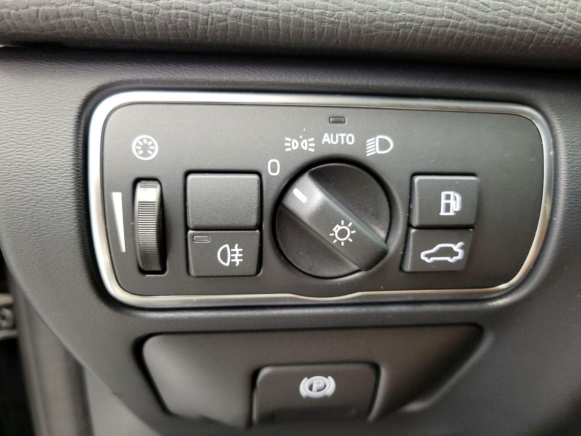 Thumbnail: 2016 Volvo XC60 - 13