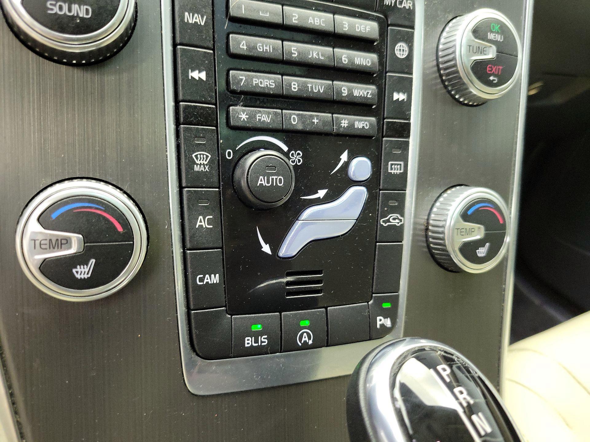 Thumbnail: 2016 Volvo XC60 - 17