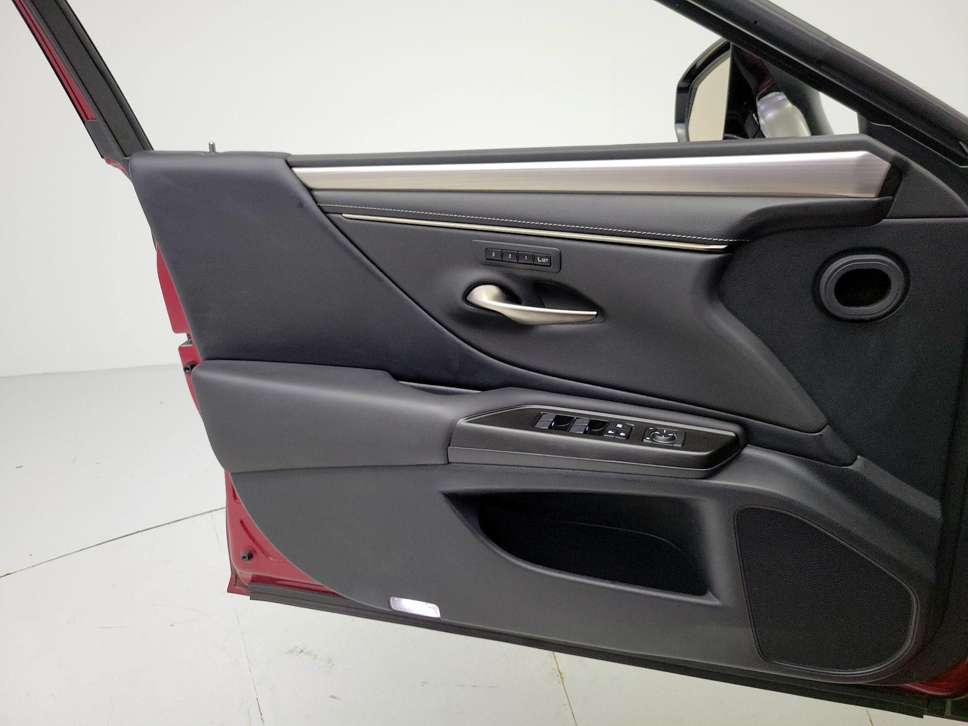 Thumbnail: 2019 Lexus ES - 12