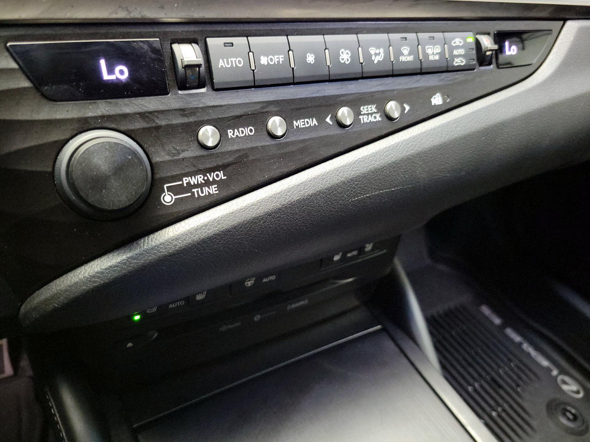 Thumbnail: 2019 Lexus ES - 16