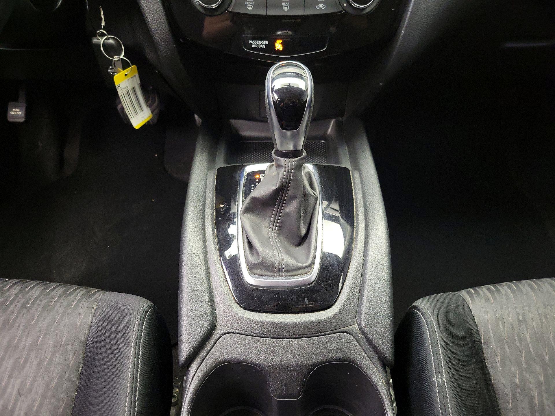 Thumbnail: 2017 Nissan Rogue - 16