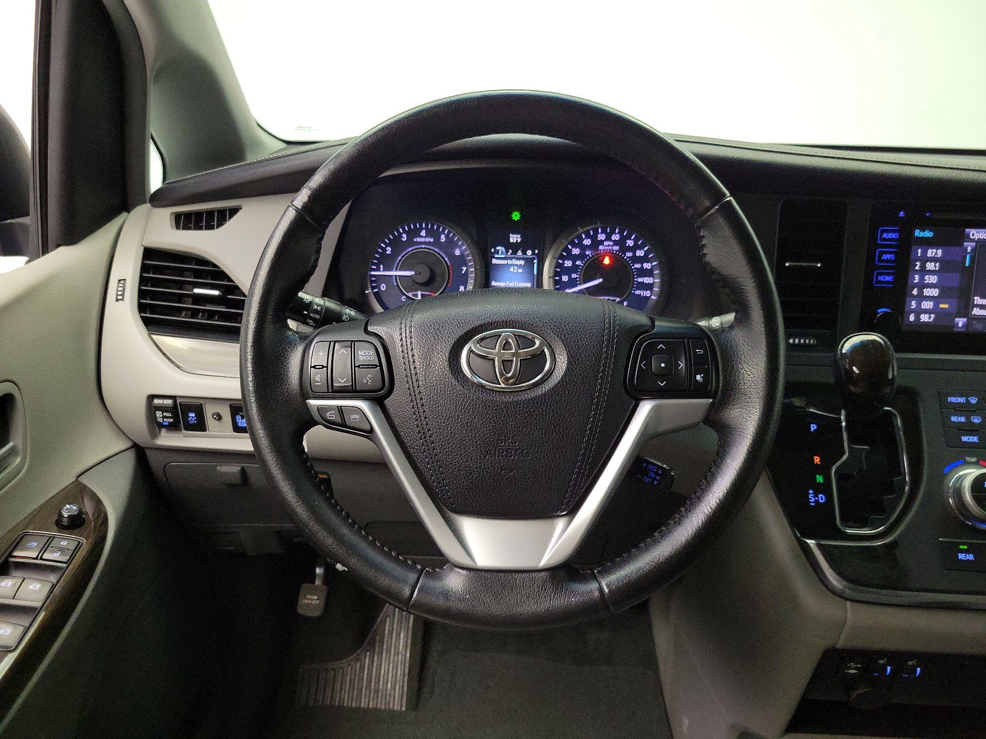 Thumbnail: 2015 Toyota Sienna - 10