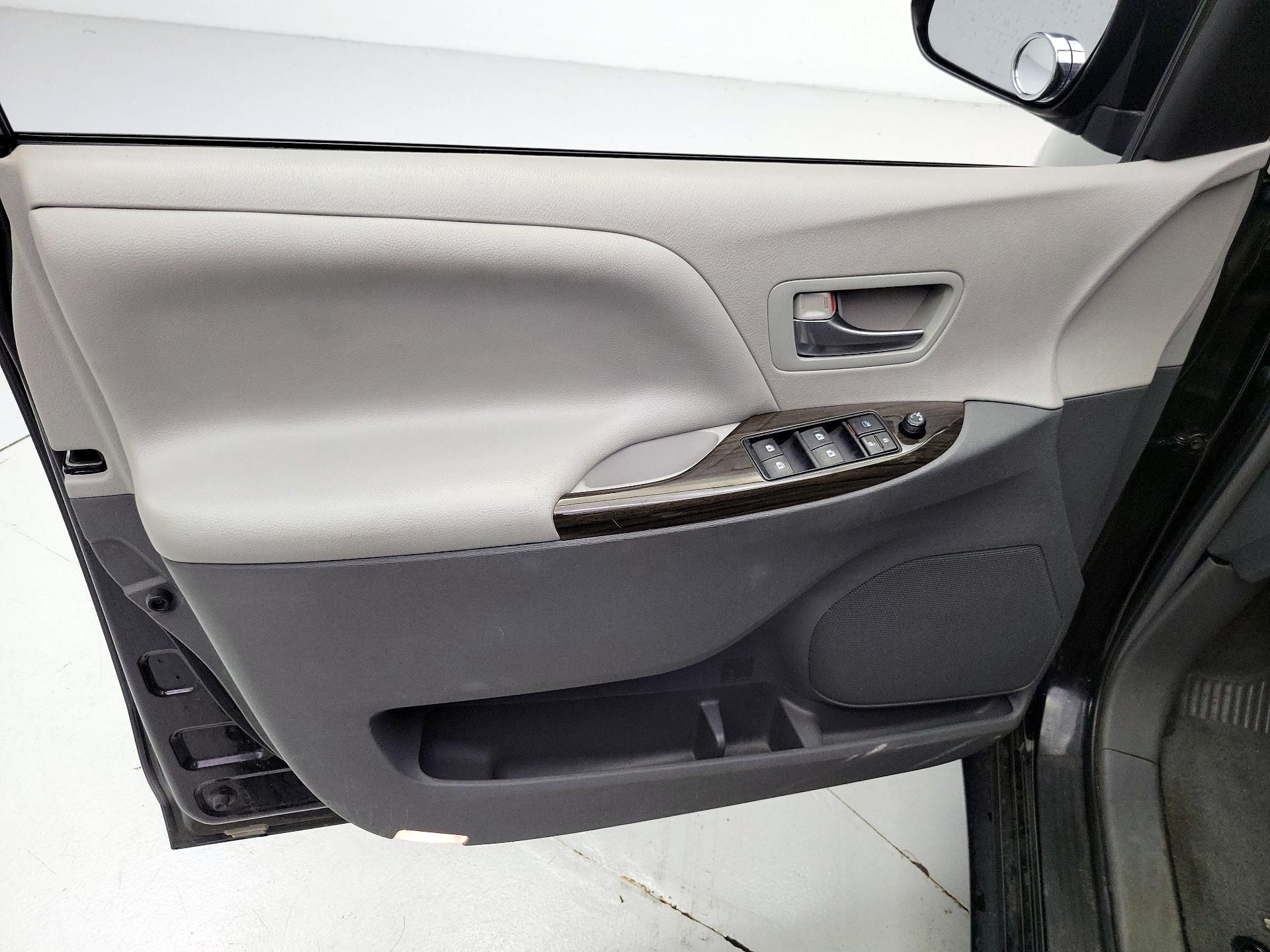 Thumbnail: 2015 Toyota Sienna - 12