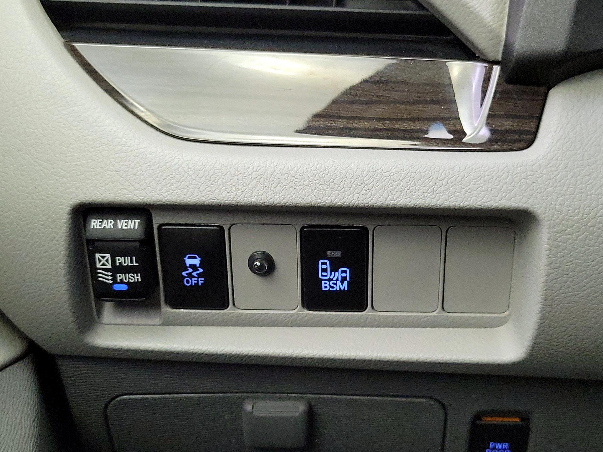 Thumbnail: 2015 Toyota Sienna - 13