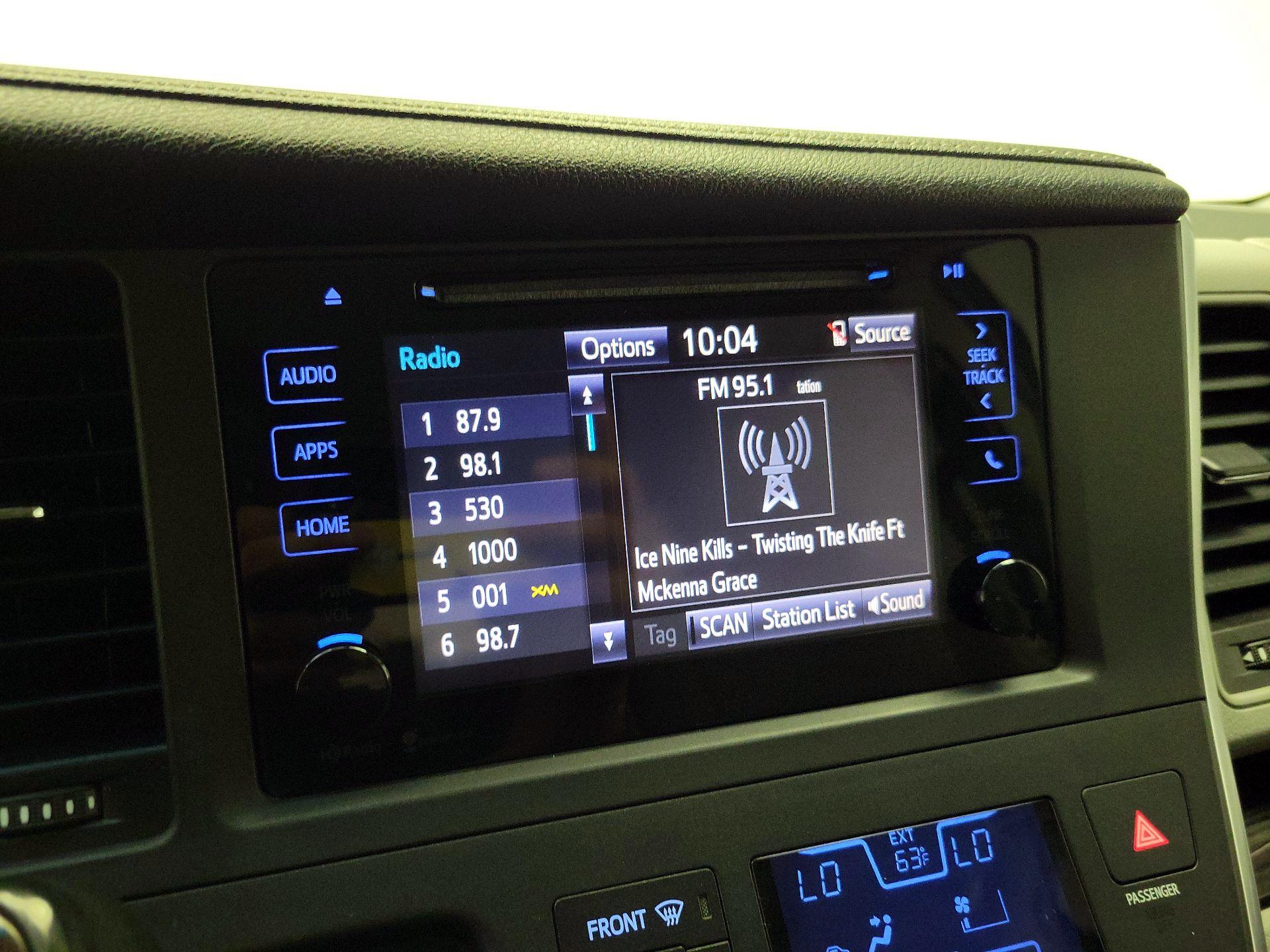 Thumbnail: 2015 Toyota Sienna - 15