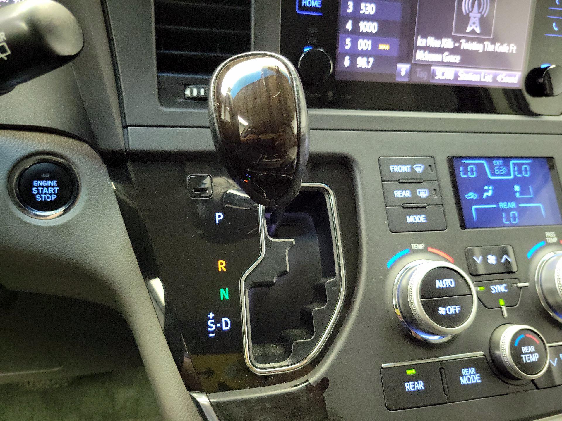 Thumbnail: 2015 Toyota Sienna - 17