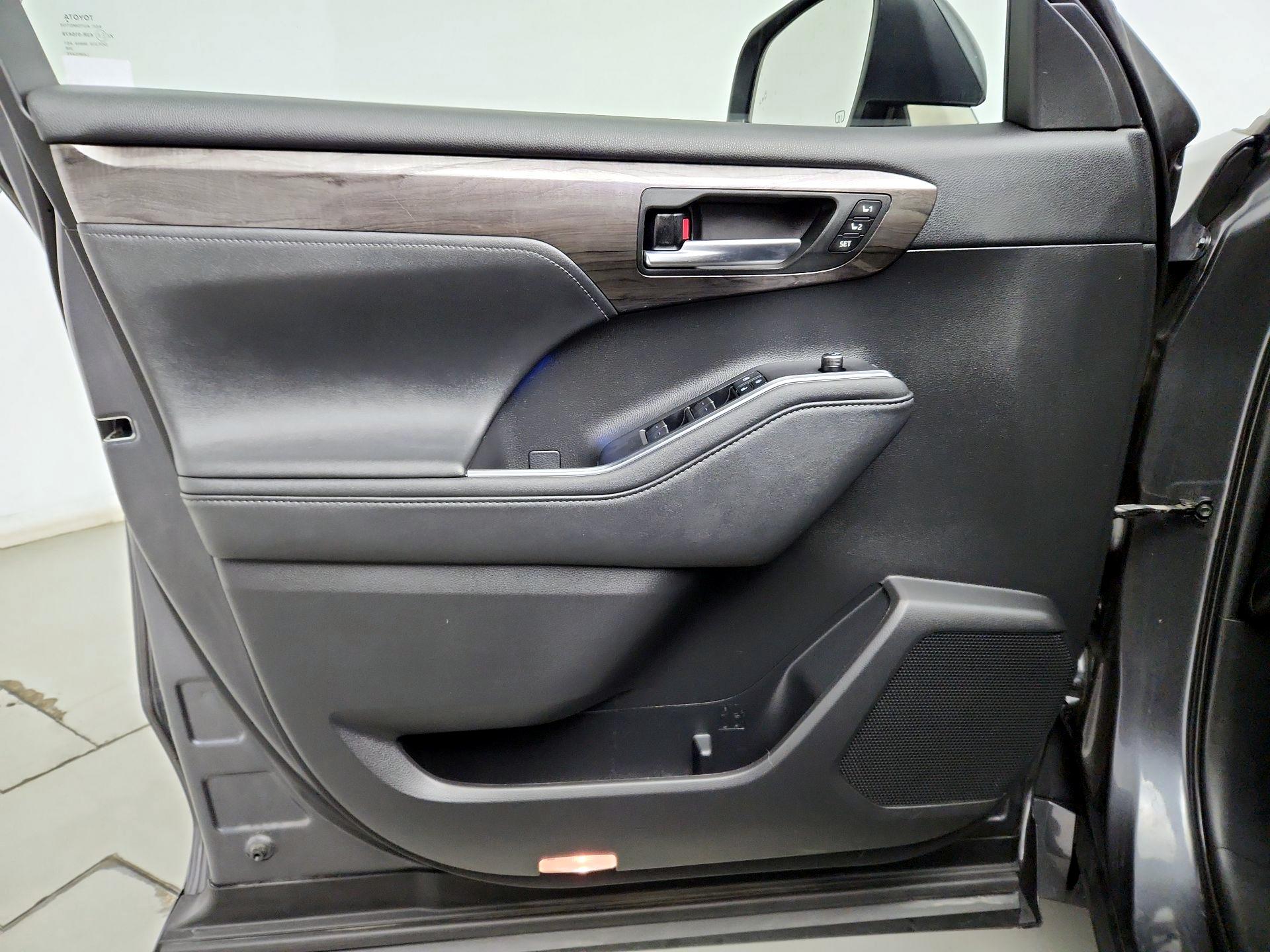 Thumbnail: 2021 Toyota Highlander - 12