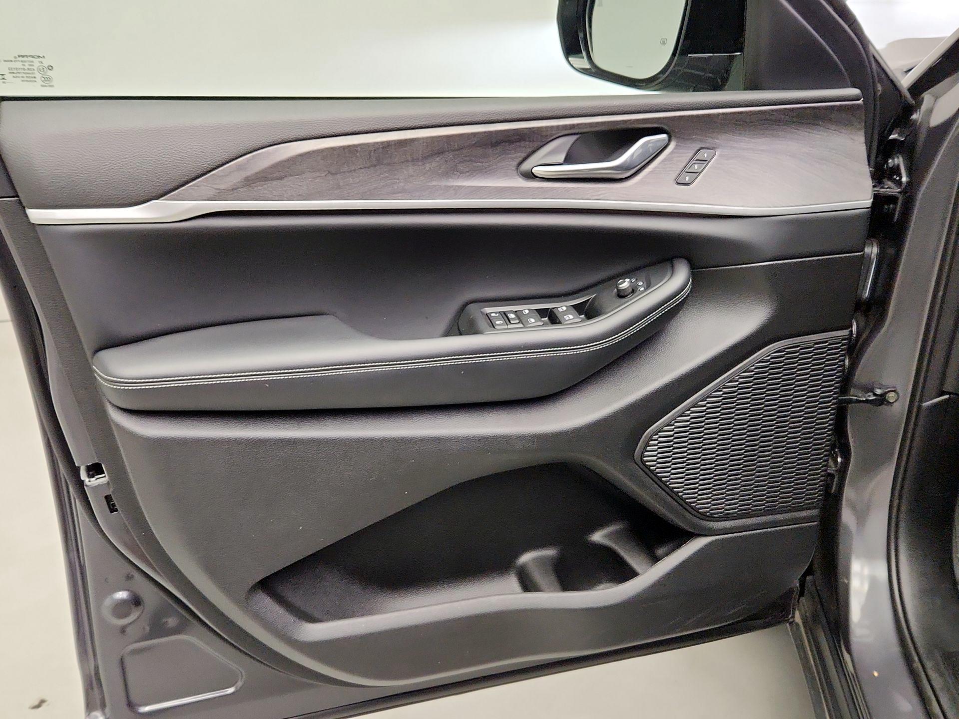 Thumbnail: 2025 Jeep Grand Cherokee - 10
