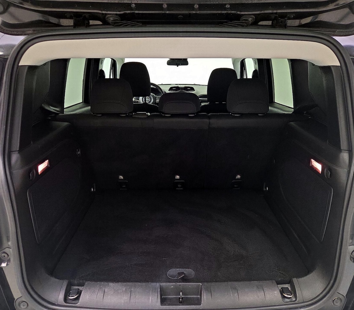 Trunk/Cargo (Seats Up)