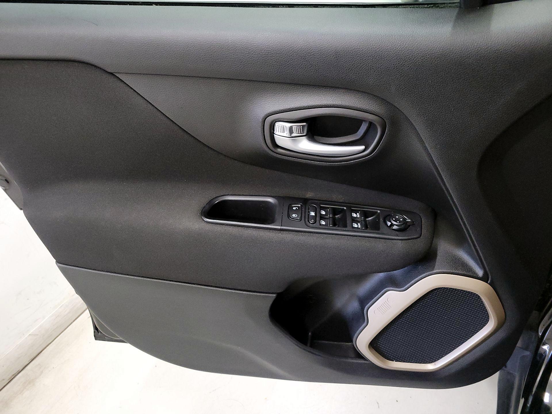 Thumbnail: 2016 Jeep Renegade - 12