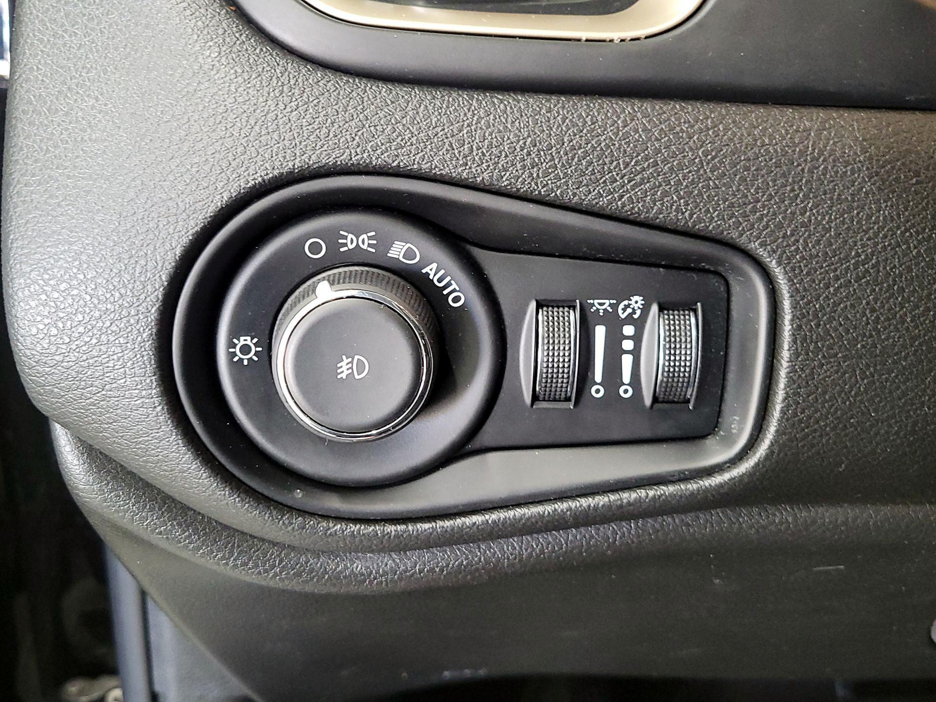 Thumbnail: 2016 Jeep Renegade - 13