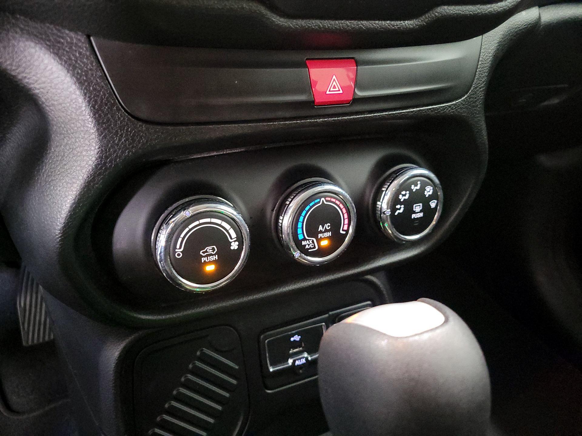 Thumbnail: 2016 Jeep Renegade - 17