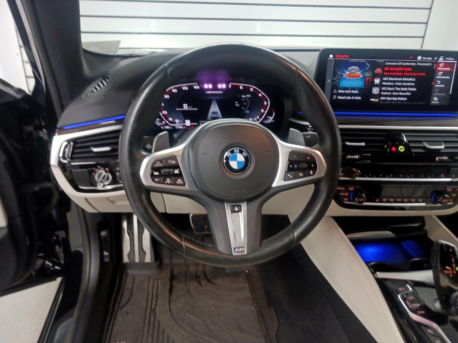 2023 BMW 5 Series M550i - Photo 11