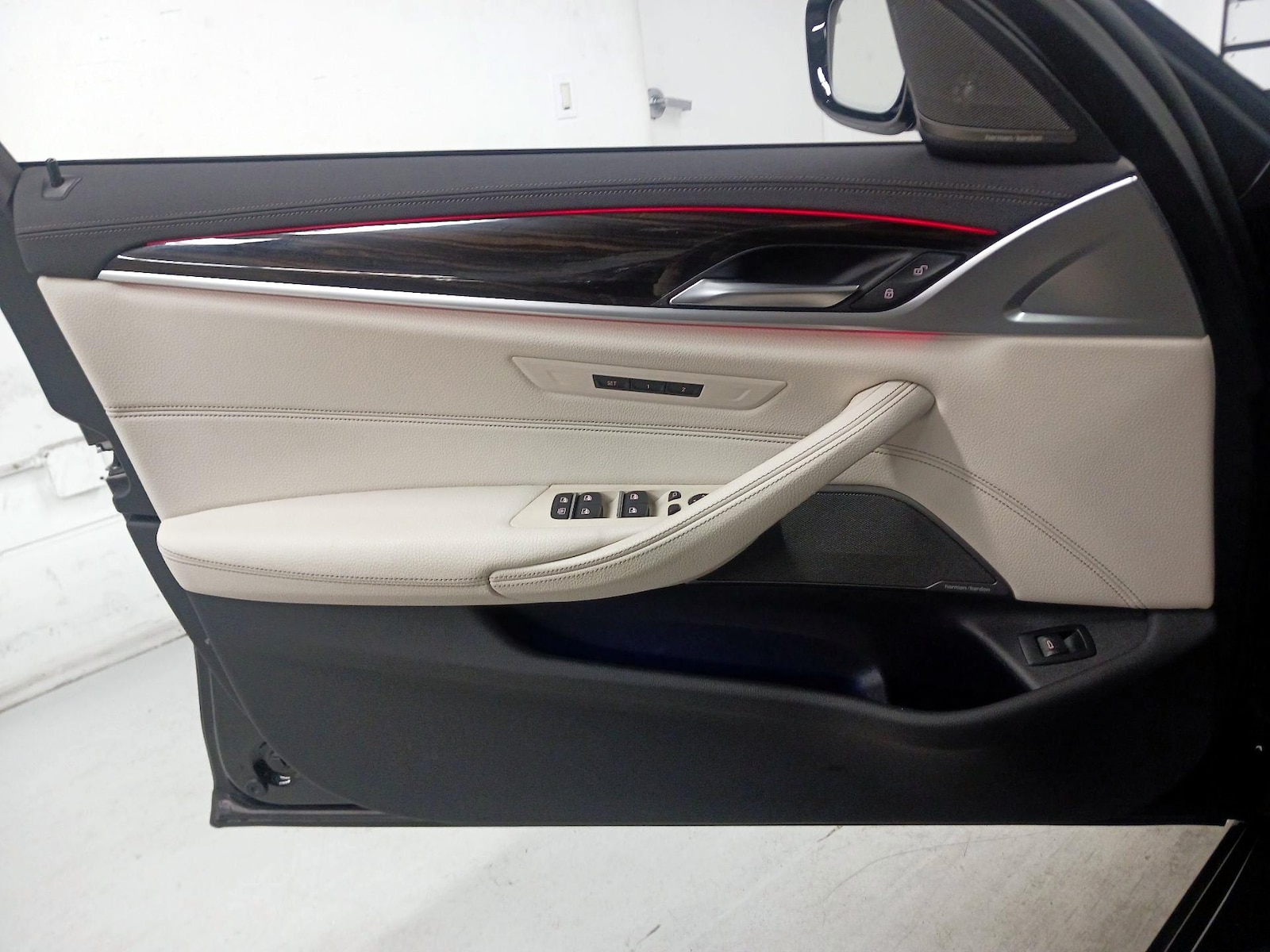 2023 BMW 5 Series M550i - Photo 13