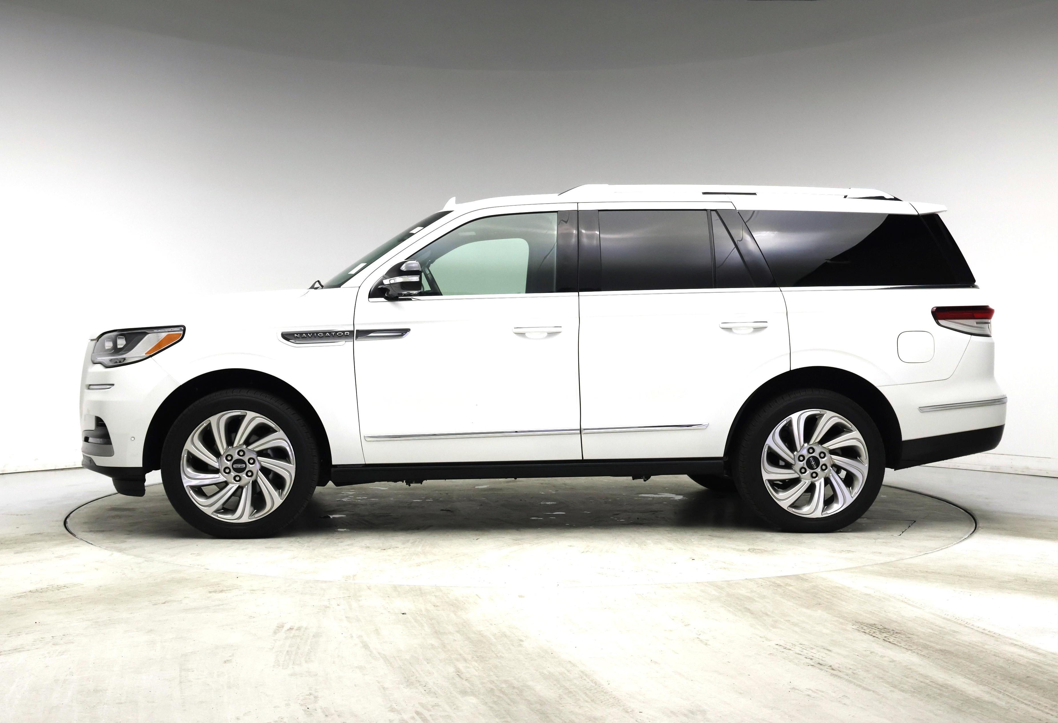 Thumbnail: 2024 Lincoln Navigator - 3