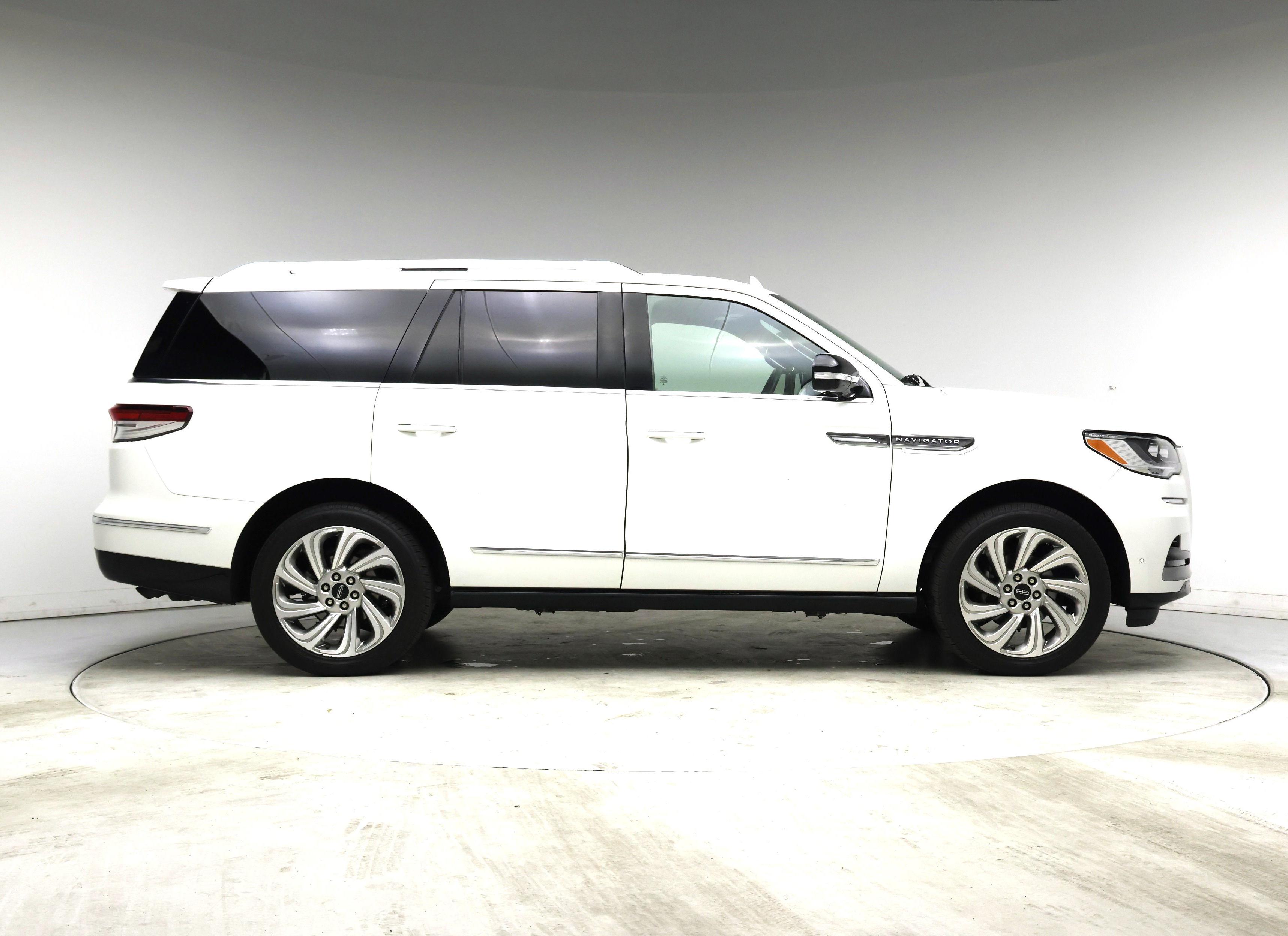 Thumbnail: 2024 Lincoln Navigator - 7