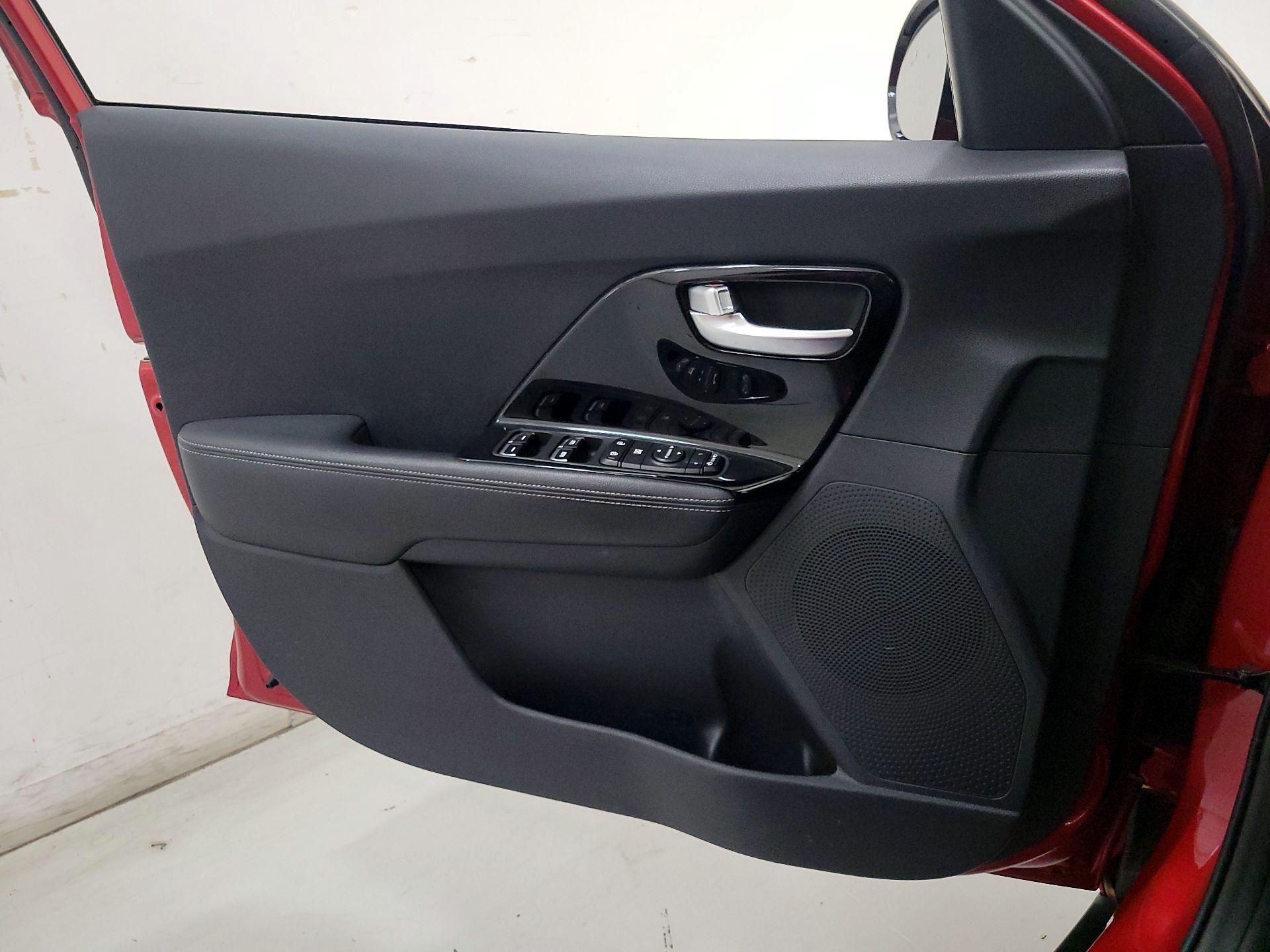 Thumbnail: 2019 Kia Niro - 12