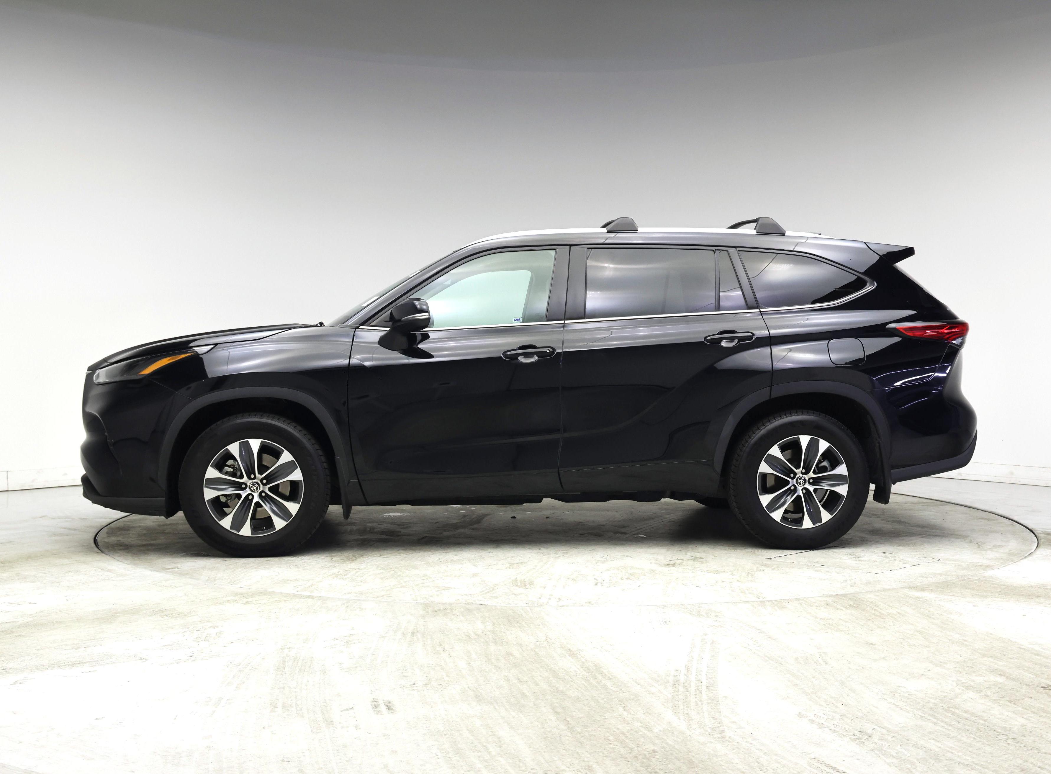 Thumbnail: 2022 Toyota Highlander - 3
