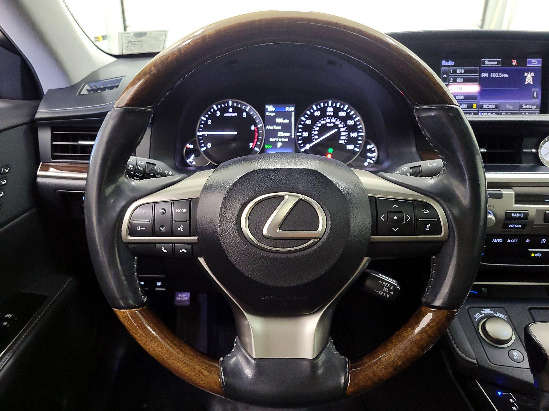 Thumbnail: 2016 Lexus ES - 10