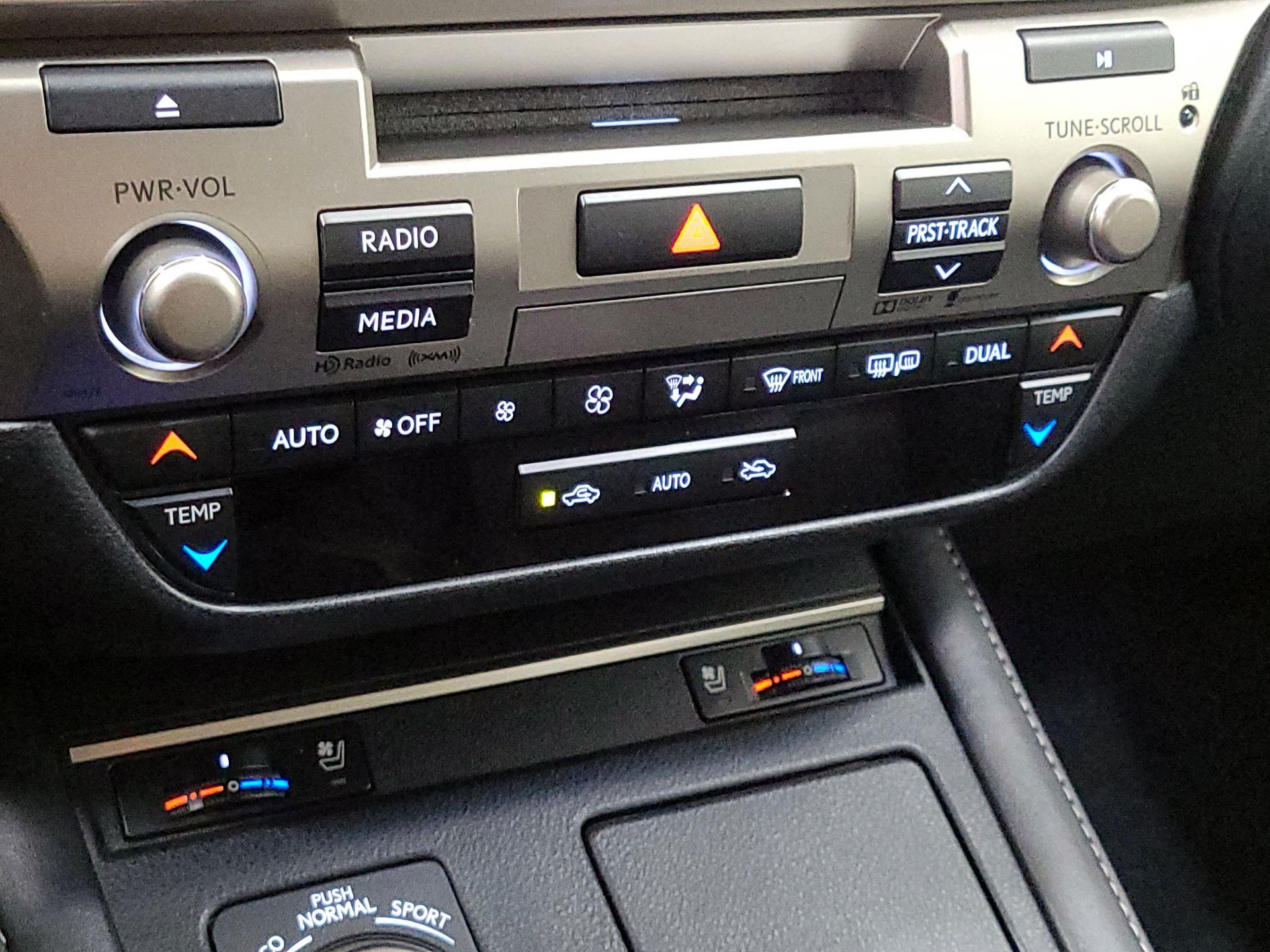 Thumbnail: 2016 Lexus ES - 17