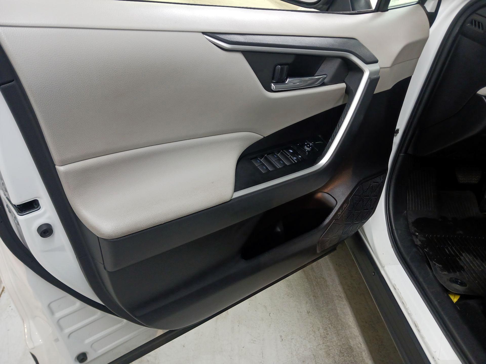 Thumbnail: 2022 Toyota RAV4 - 12