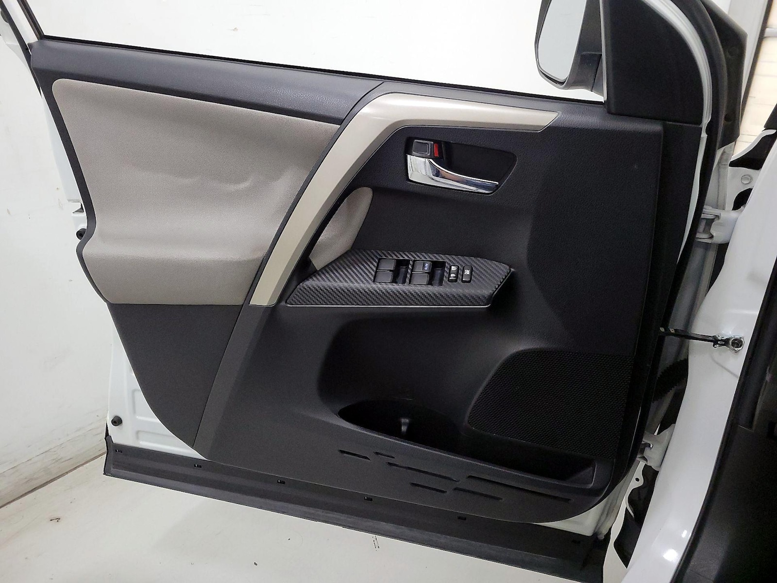 2015 Toyota RAV4 XLE - Photo 13