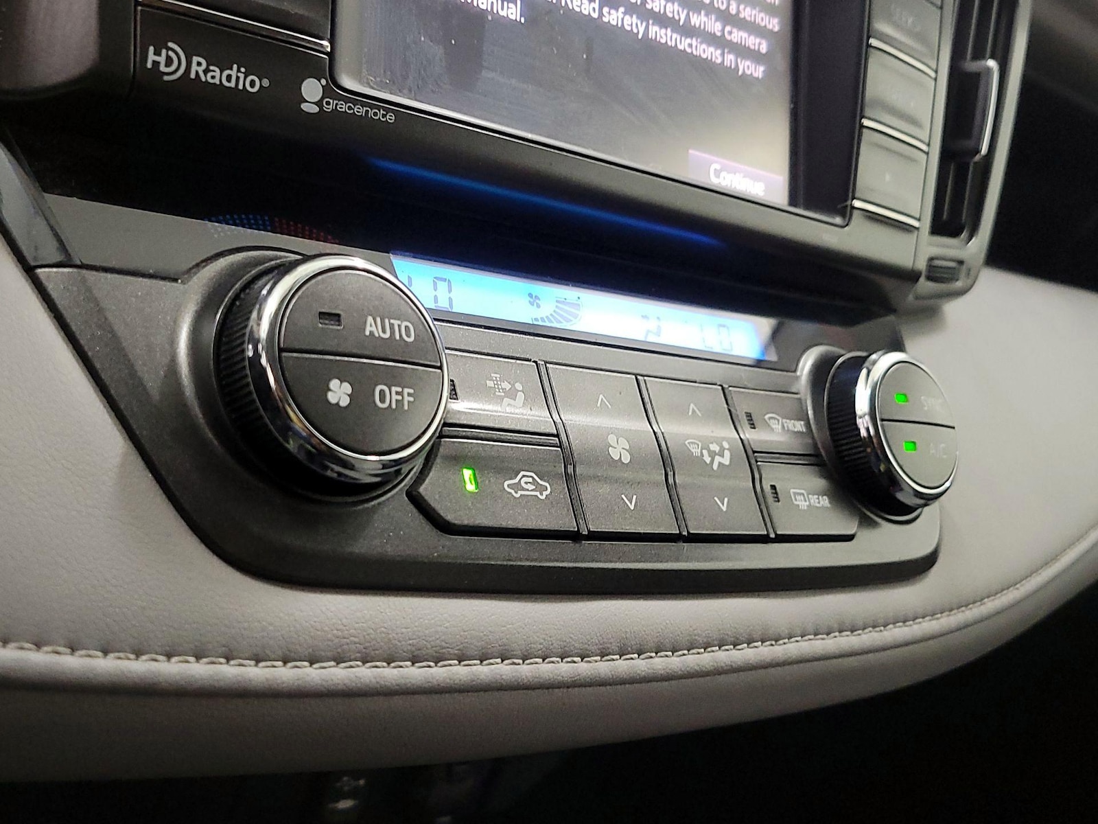 2015 Toyota RAV4 XLE - Photo 17