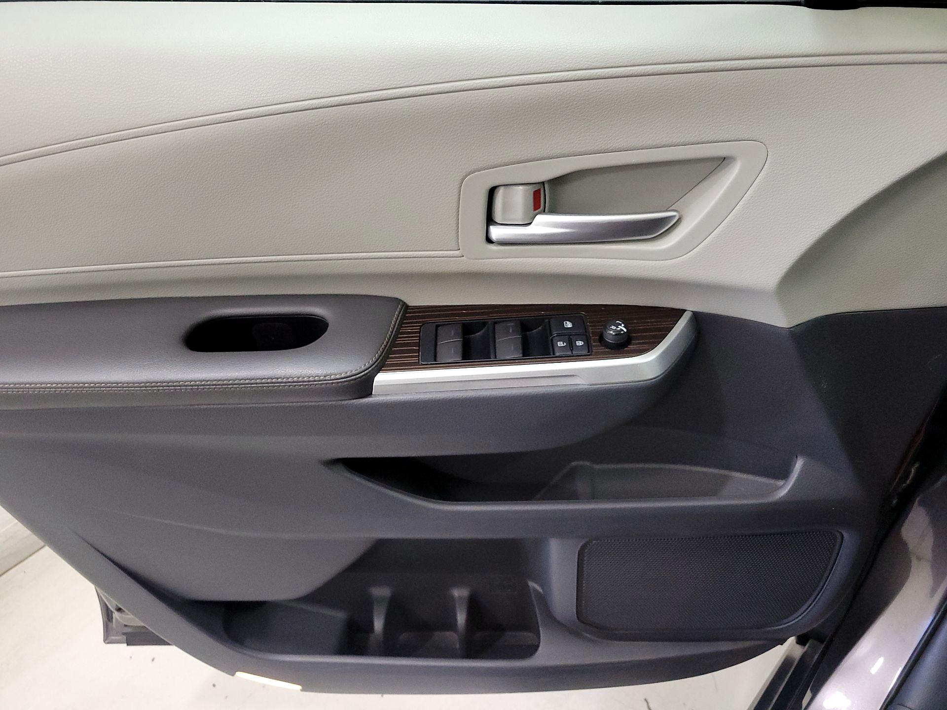 Thumbnail: 2021 Toyota Sienna - 12