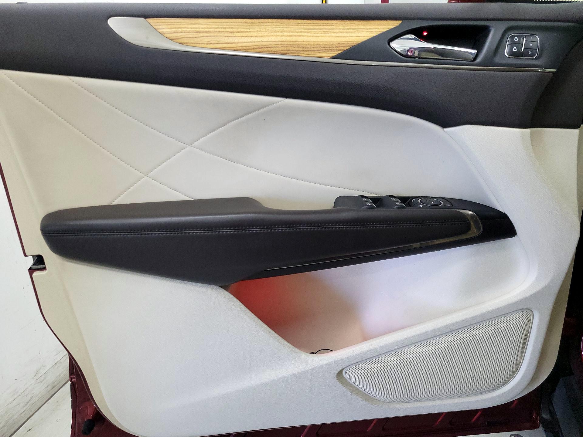 Thumbnail: 2016 Lincoln MKC - 12
