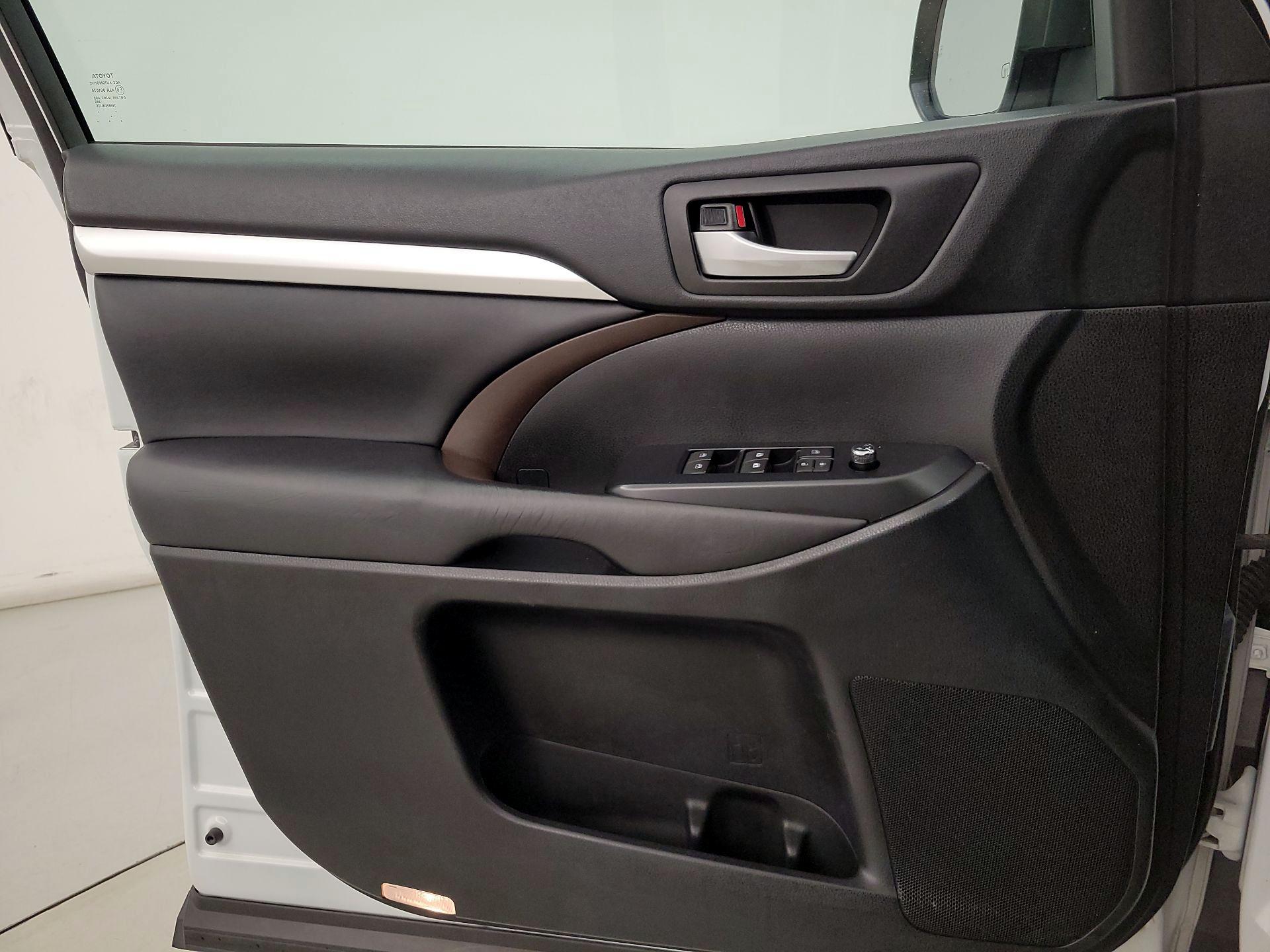 Thumbnail: 2019 Toyota Highlander - 12