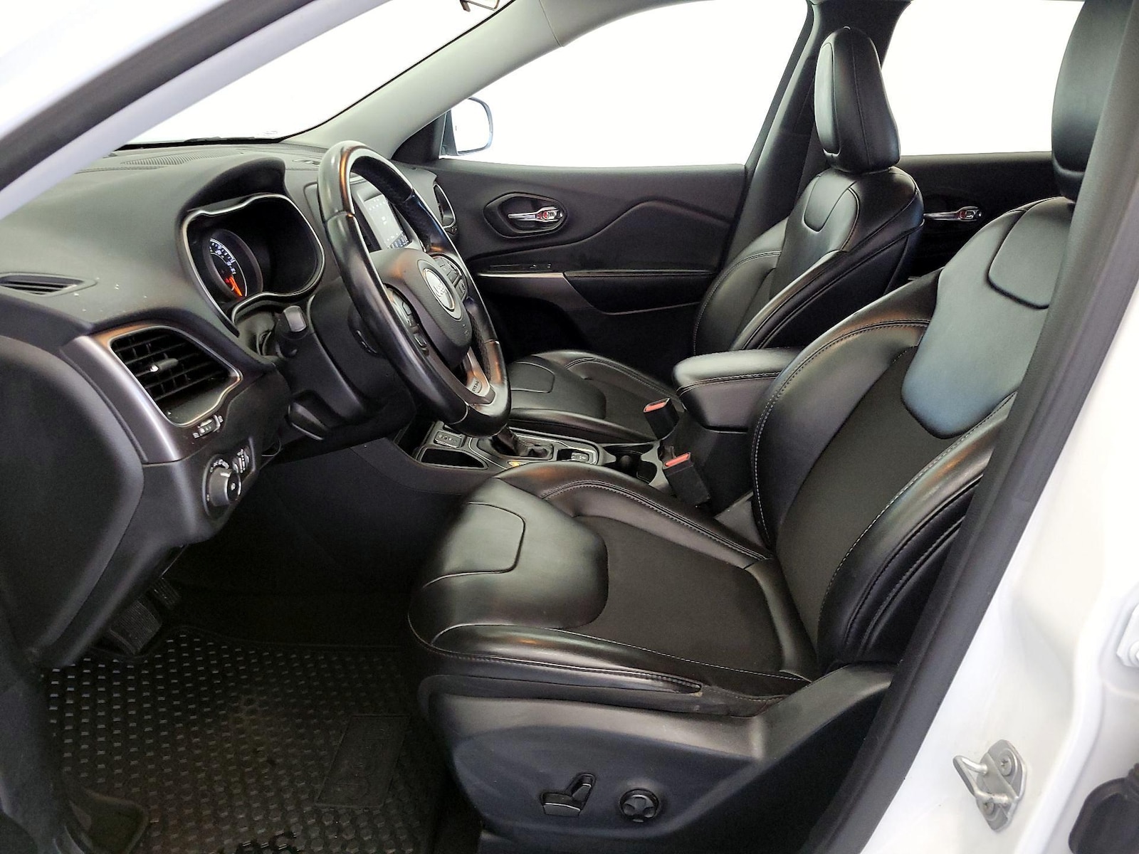 2019 Jeep Cherokee Latitude Plus - Photo 12