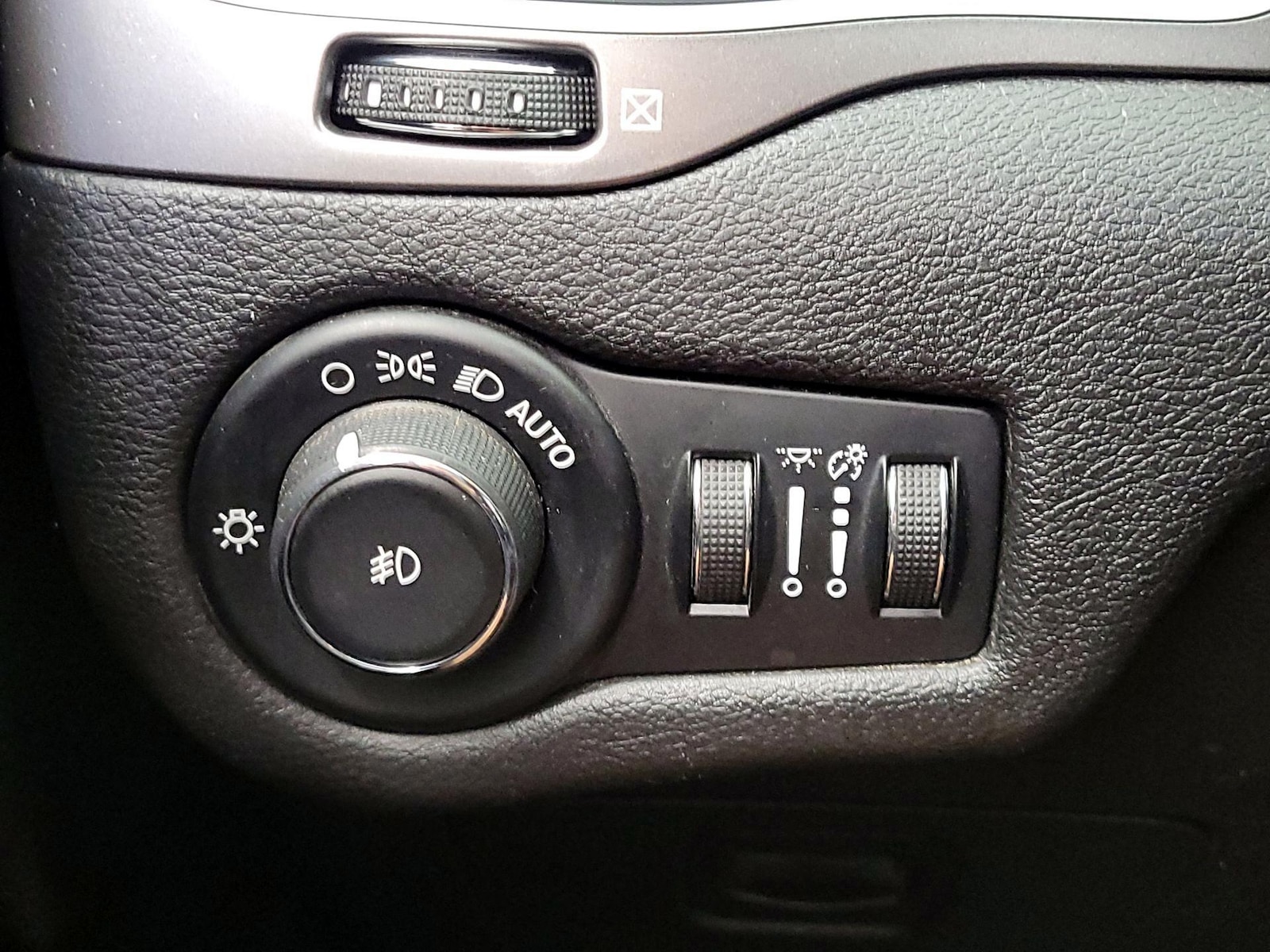 2019 Jeep Cherokee Latitude Plus - Photo 14